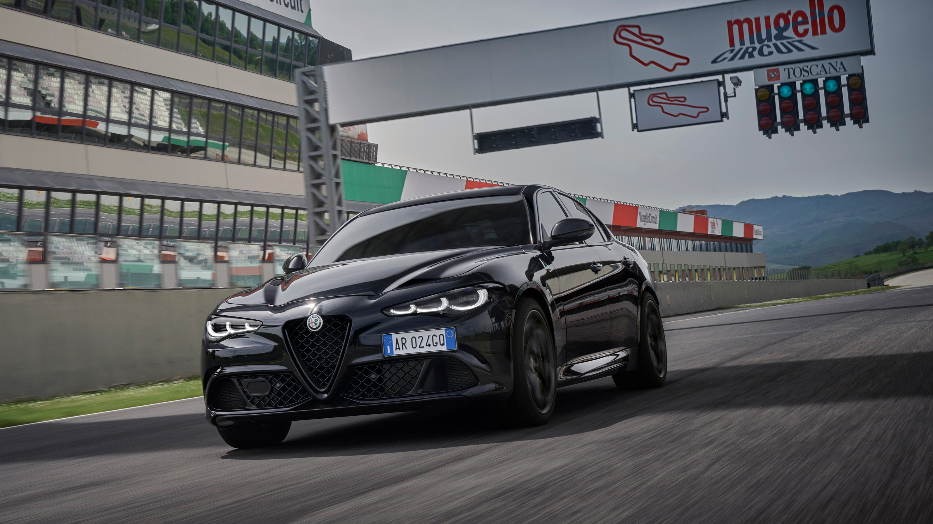 Alfa Romeo Giulia and Stelvio Quadrifoglio Super Sport front