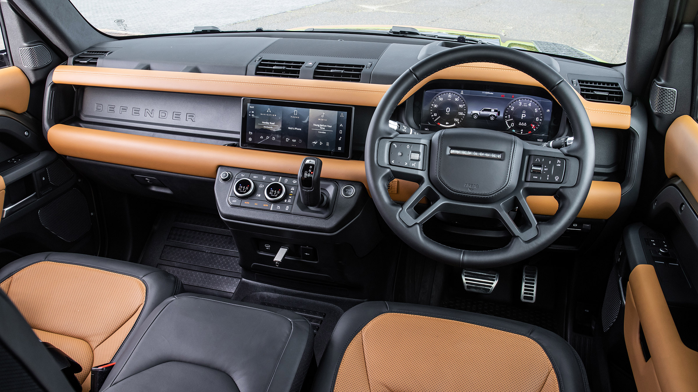 Land Rover Defender 90 P400 – dash