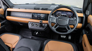 Land Rover Defender 90 P400 – dash