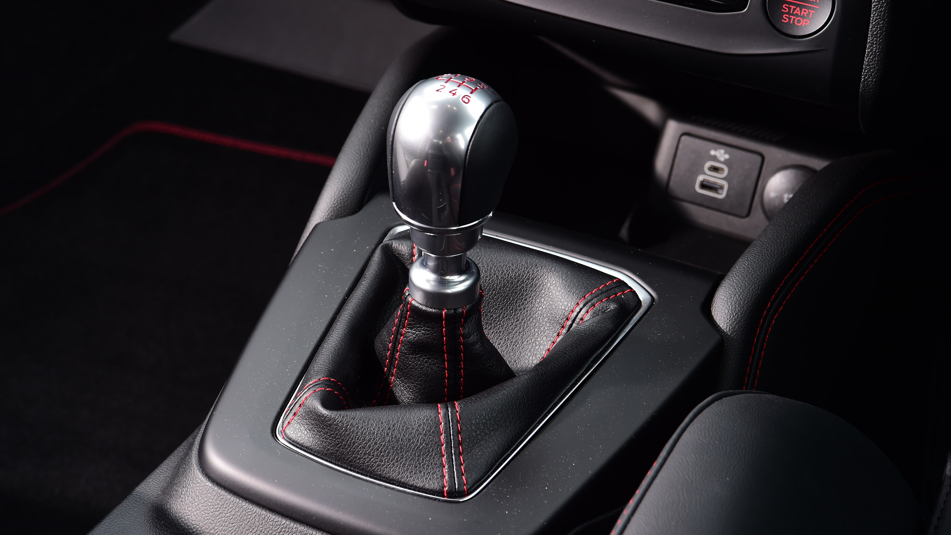 Ford Focus ST 2022 review – gearstick