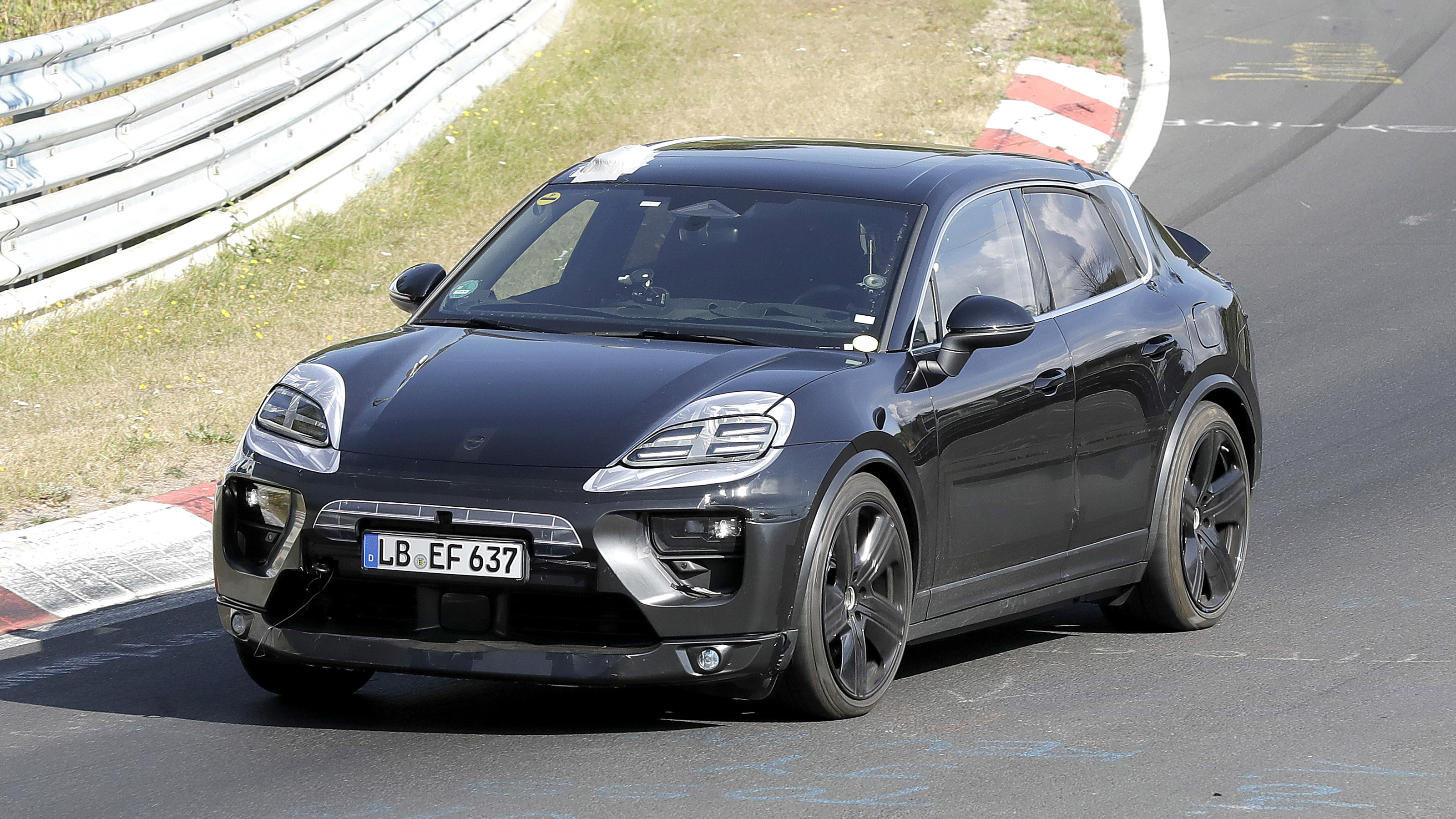 Macan EV – side