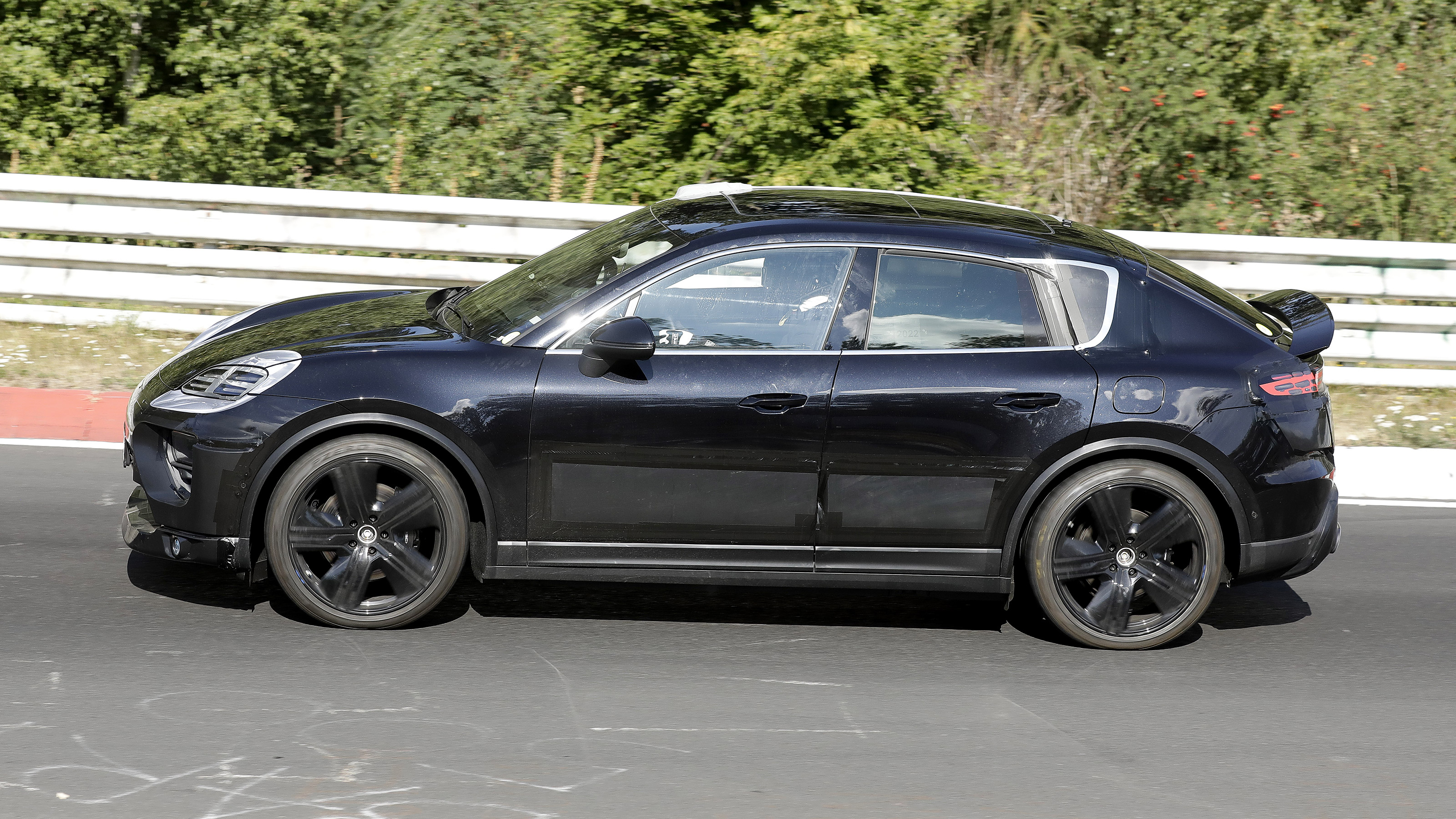 Macan EV – side