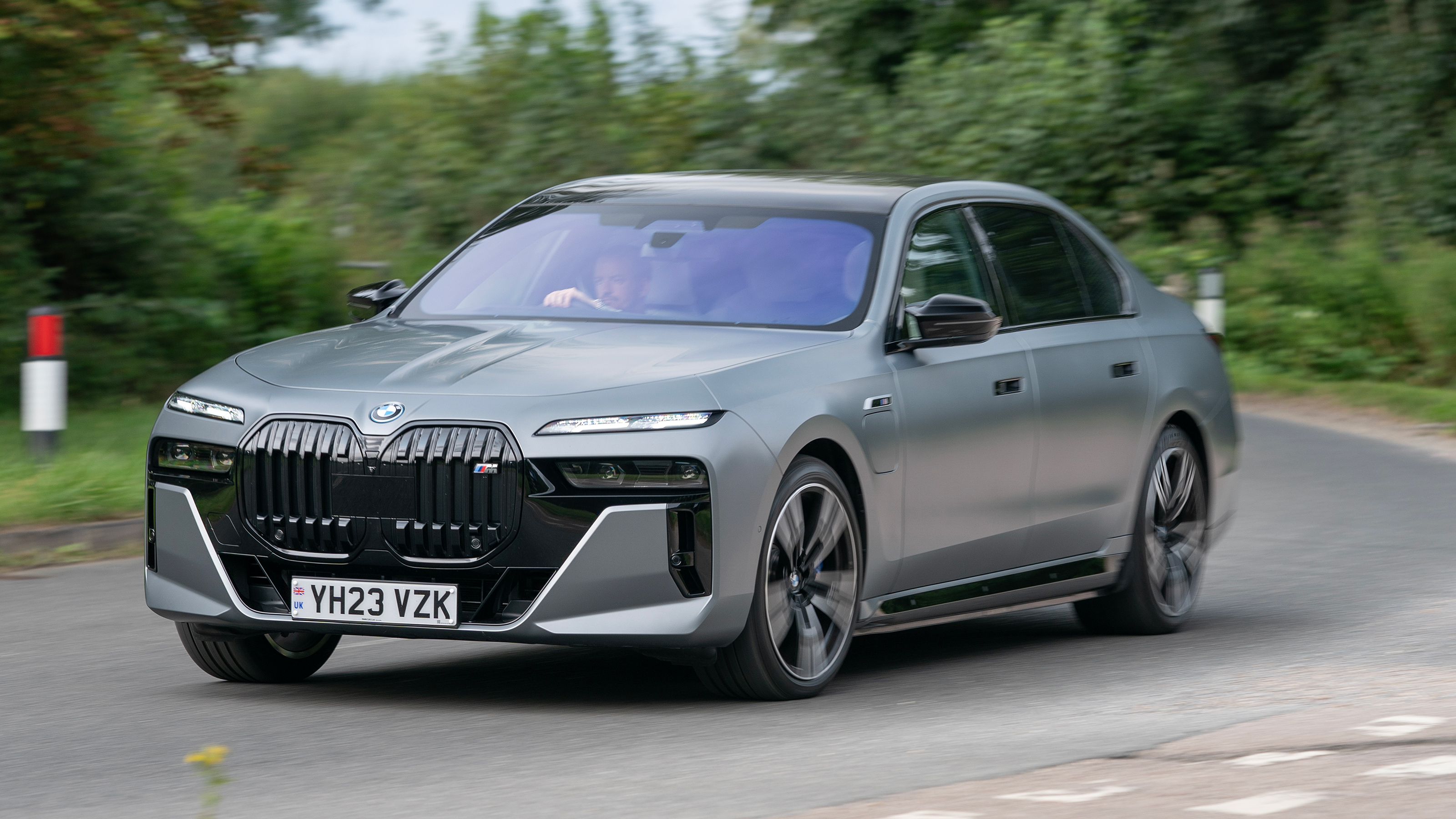 BMW M760e – front cornering