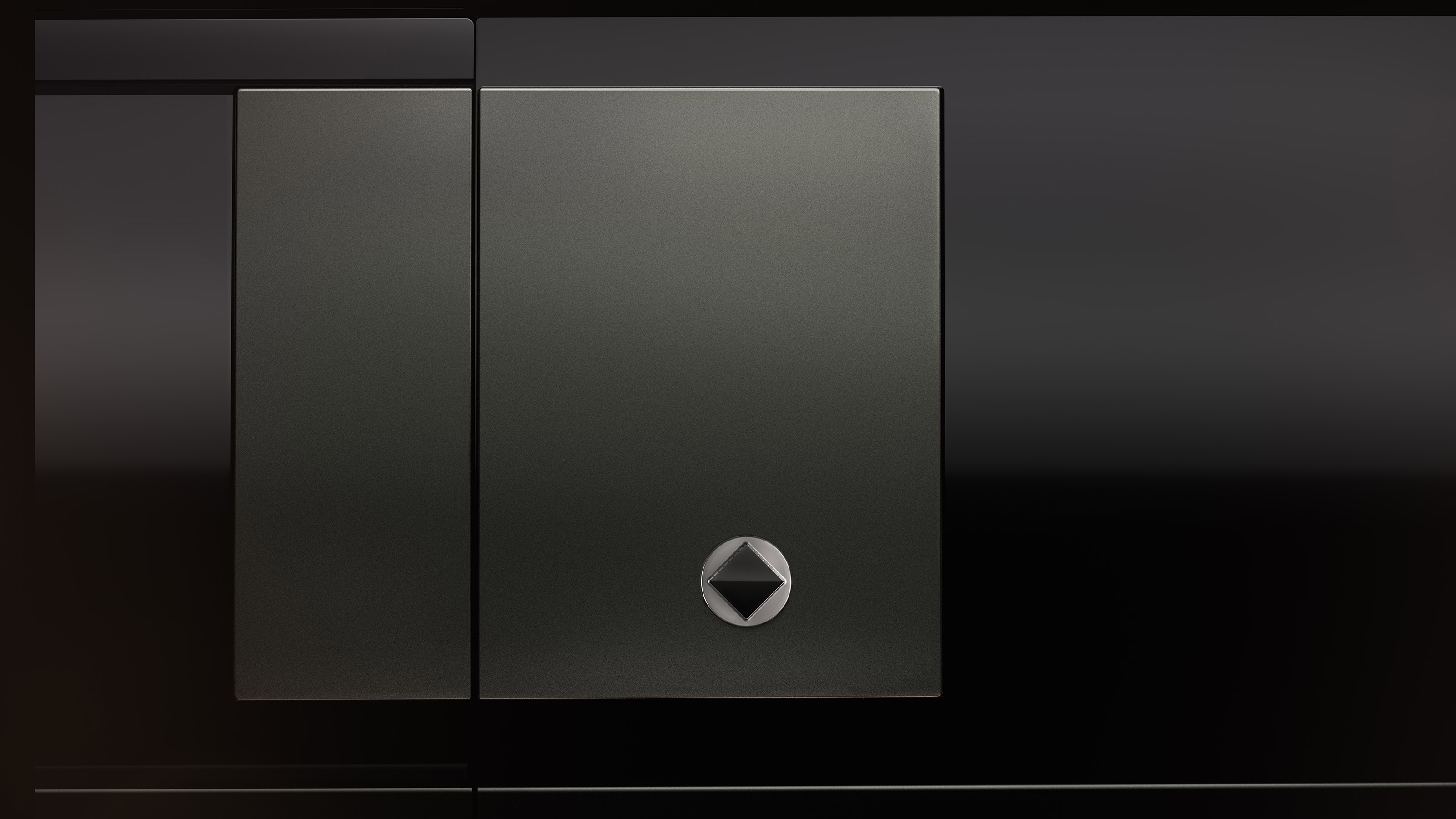 Land Rover Defender OCTA – side panel