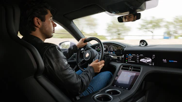 Porsche Taycan facelift – interior driving
