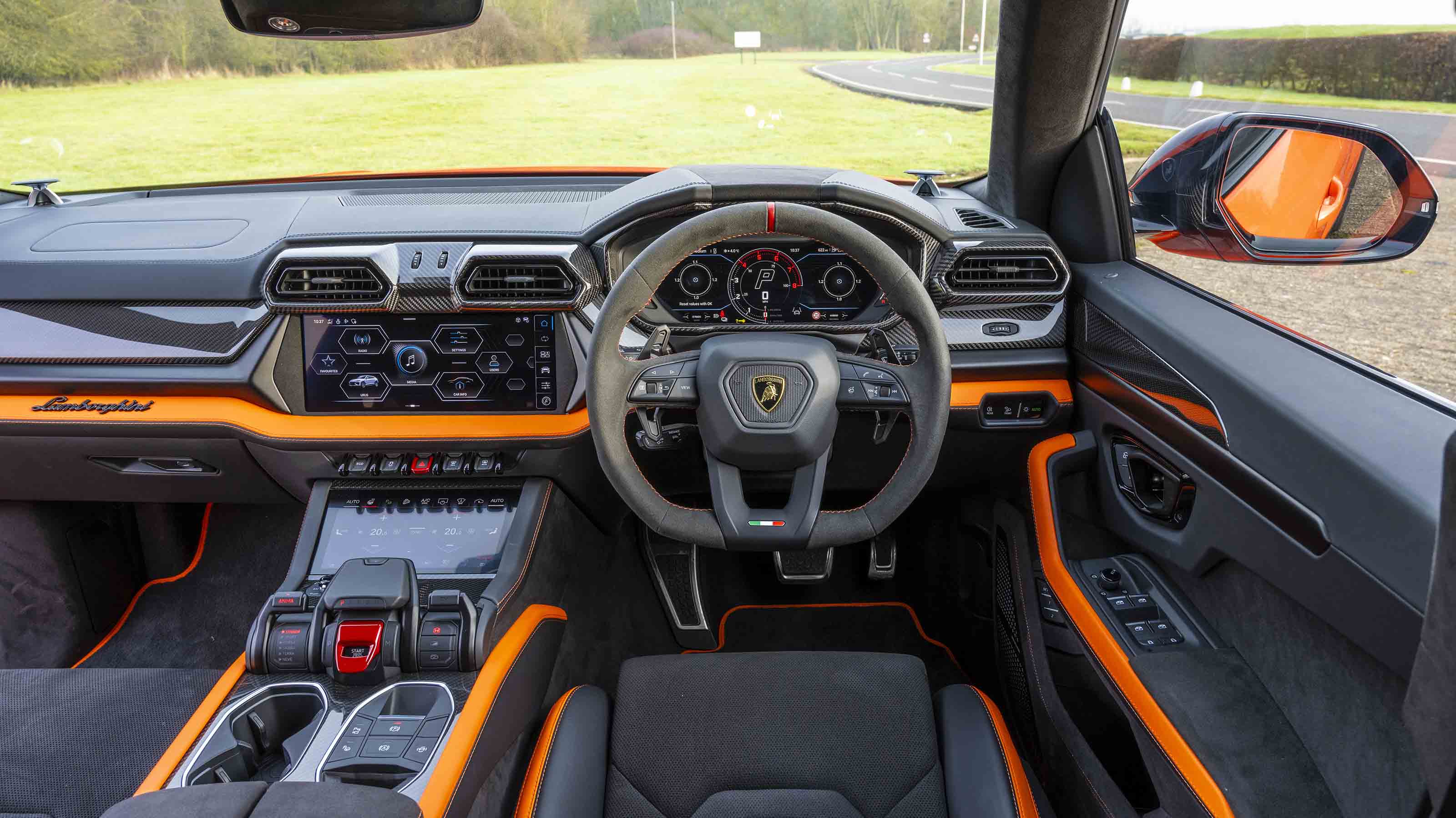 Lamborghini Urus SE interior