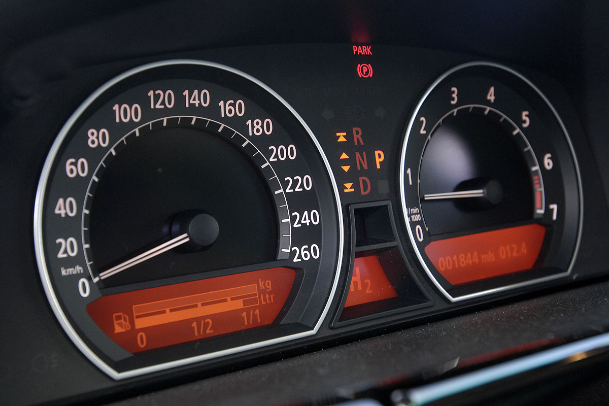 BMW hydrogen 7 dials