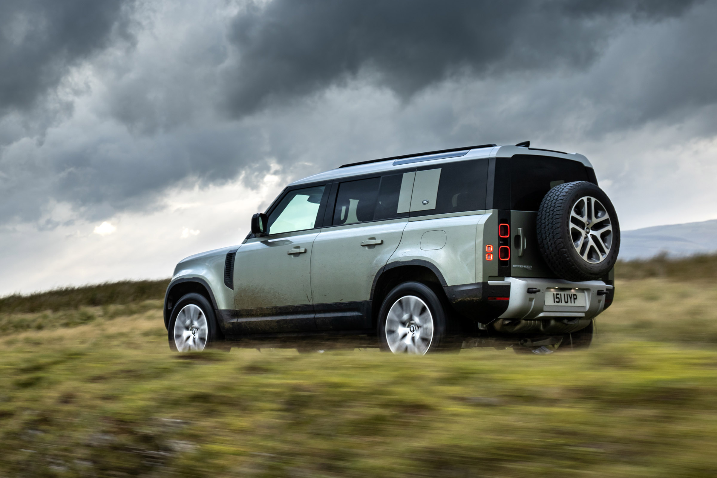Land Rover Defender PHEV – pan