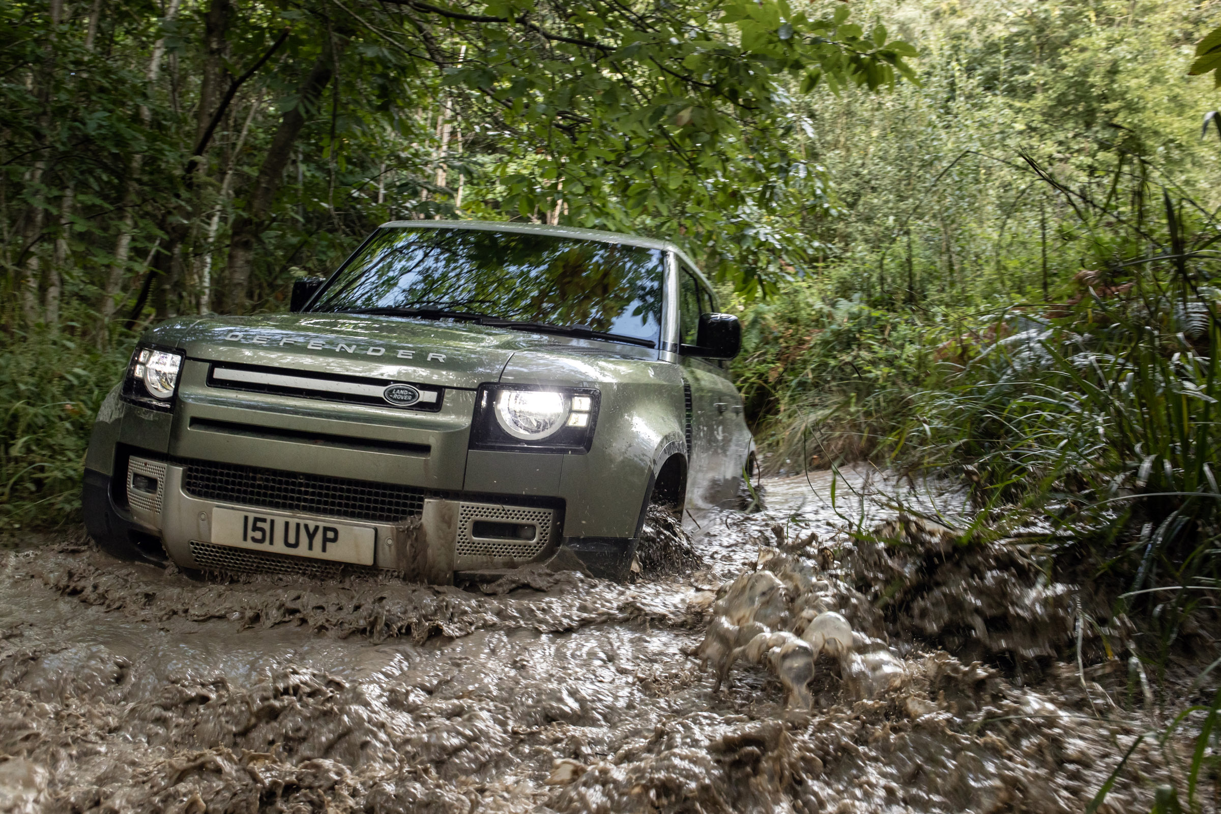 Land Rover Defender PHEV – offroad
