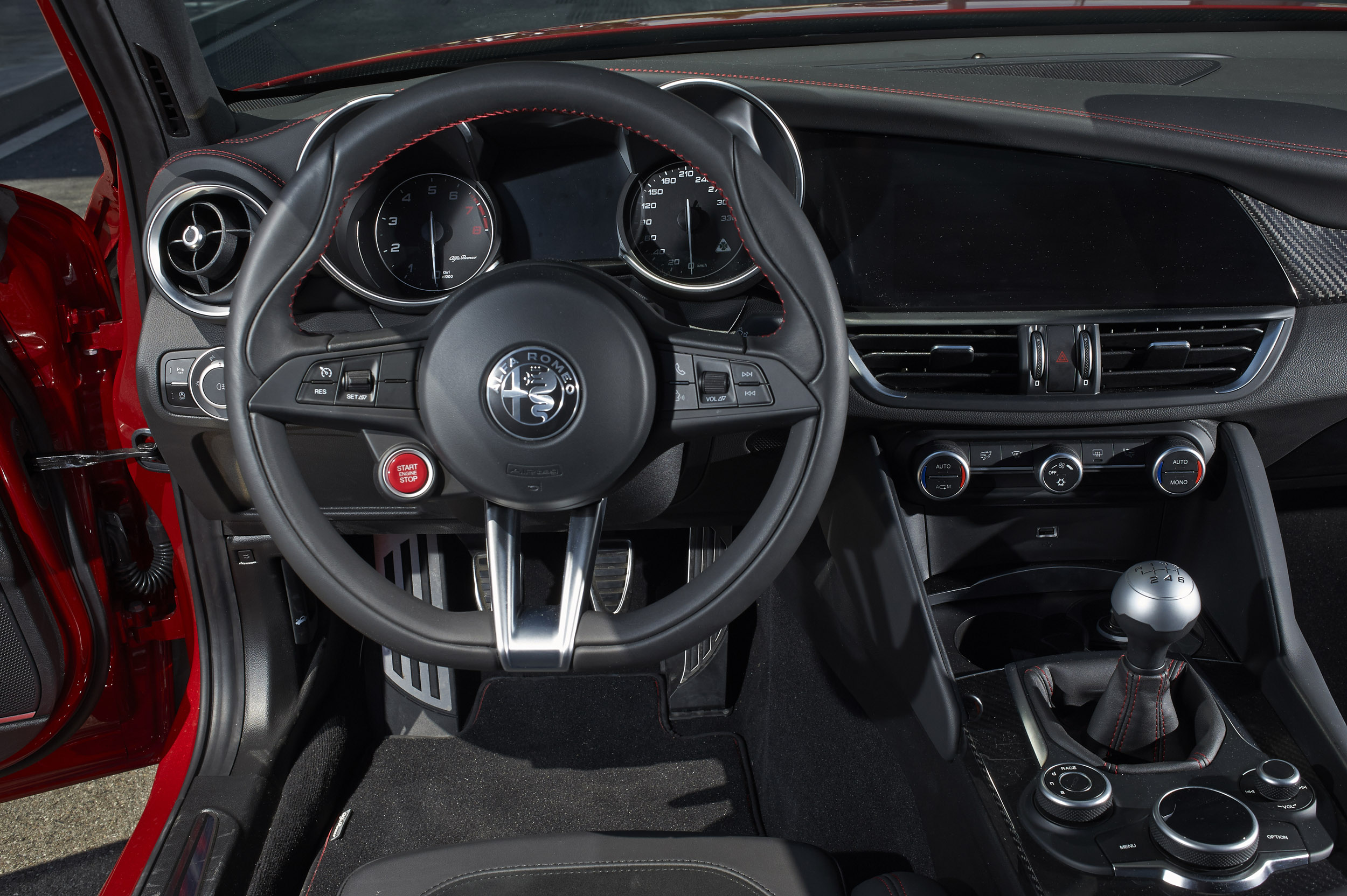 Alfa Romeo Giulia Quadrifoglio - Steering wheel