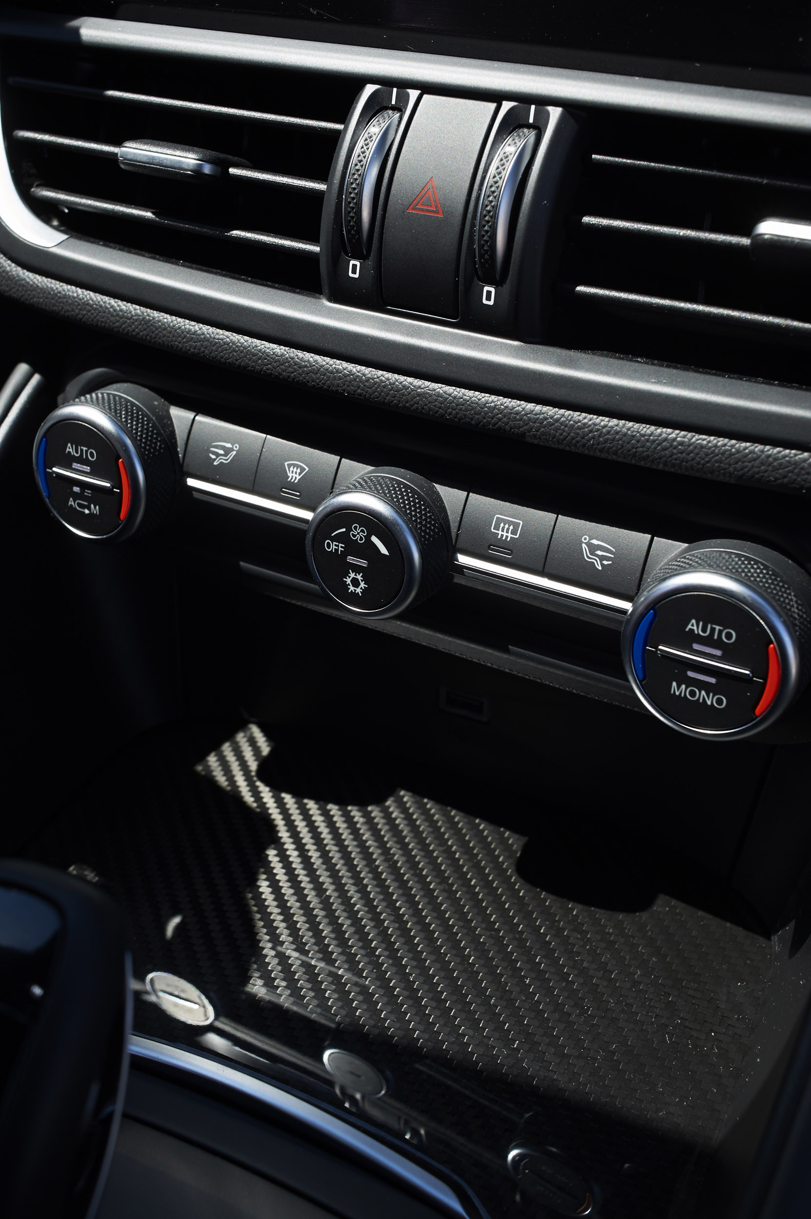 Alfa Romeo Giulia Quadrifoglio - Climate controls