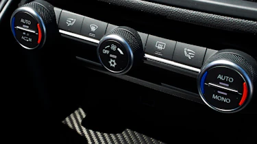 Alfa Romeo Giulia Quadrifoglio - Climate controls