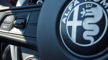 Alfa Romeo Giulia Quadrifoglio - Starter button