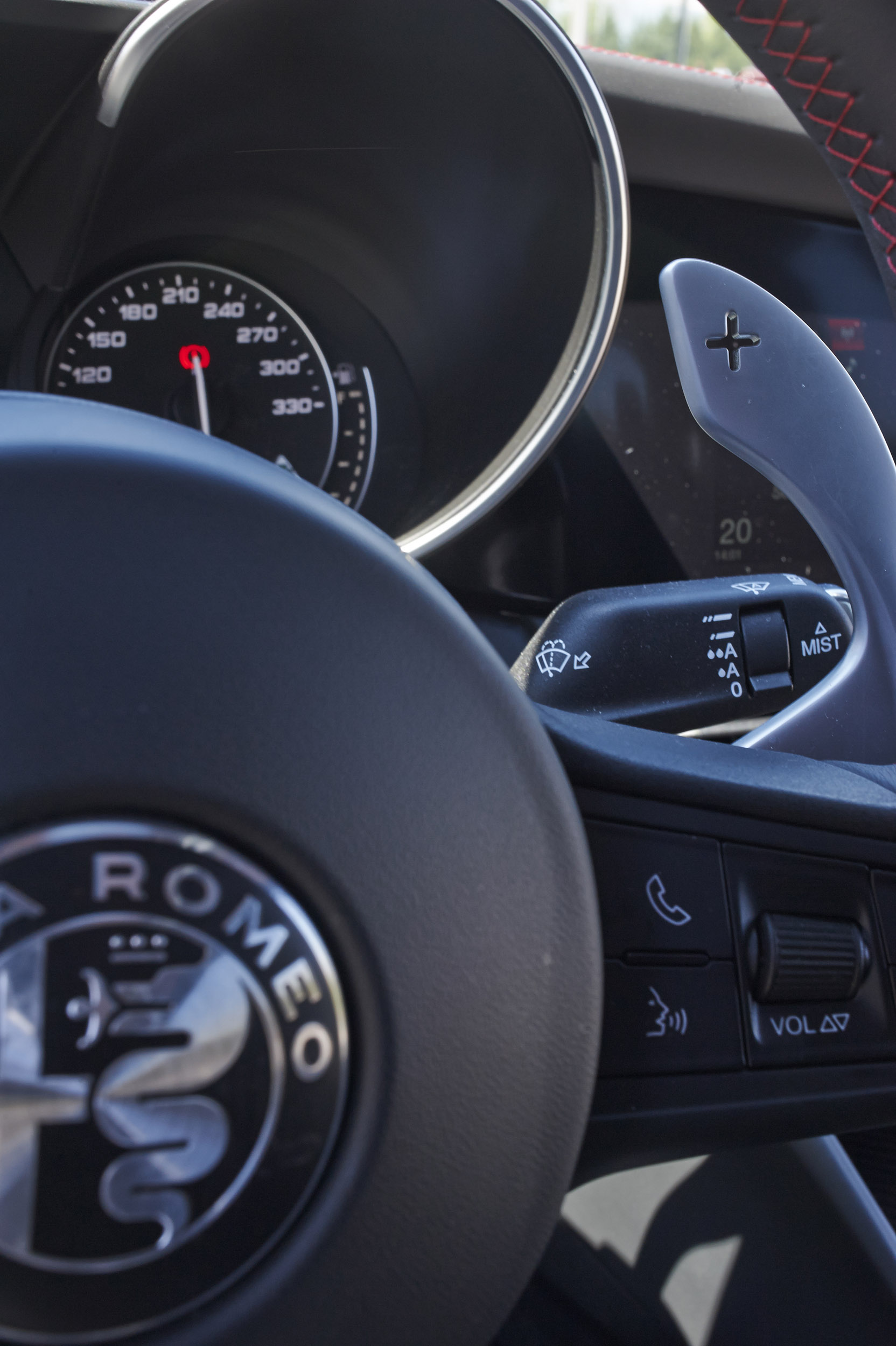 Alfa Romeo Giulia Quadrifoglio - Gear change paddle