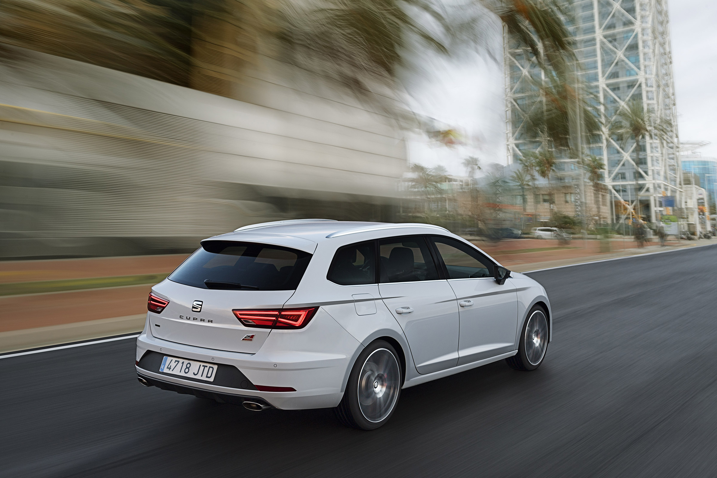 SEAT Leon ST Cupra 300 4Drive - rear tracking