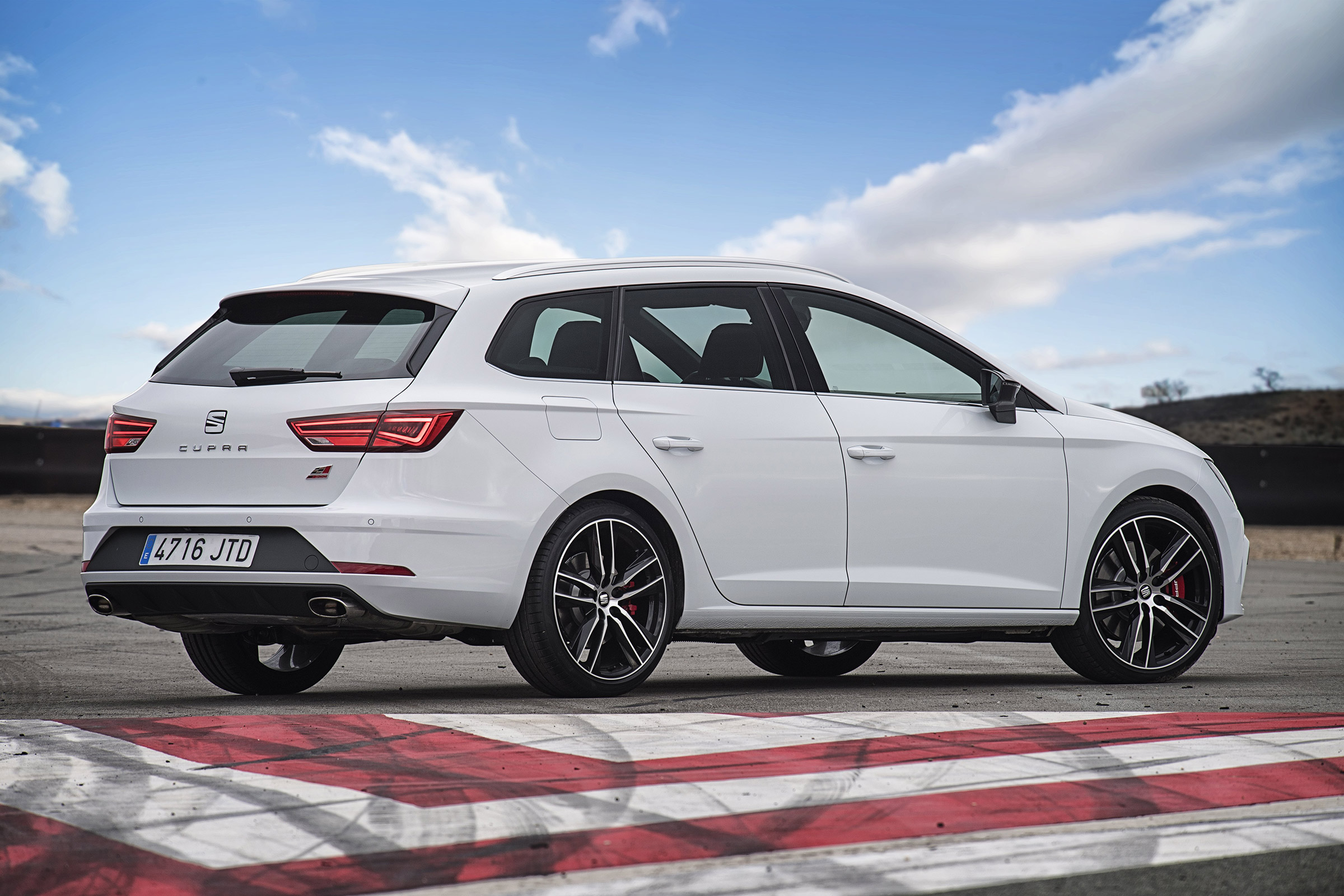 SEAT Leon ST Cupra 300 4Drive - 