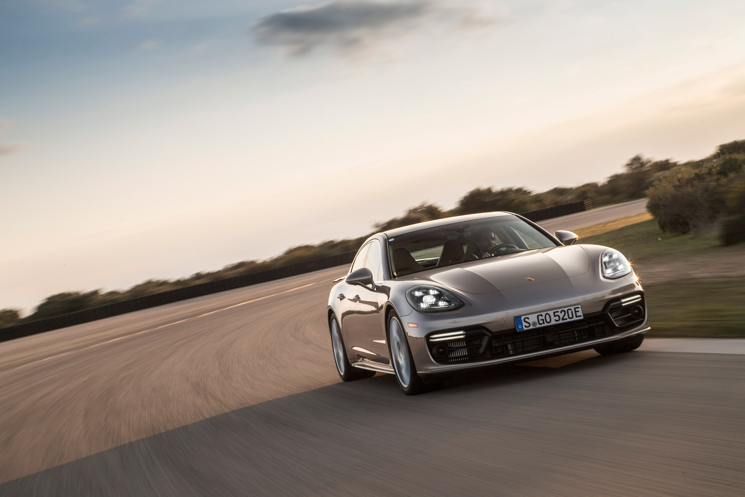 Porsche Panamera Turbo S E-Hybrid ride - front tracking
