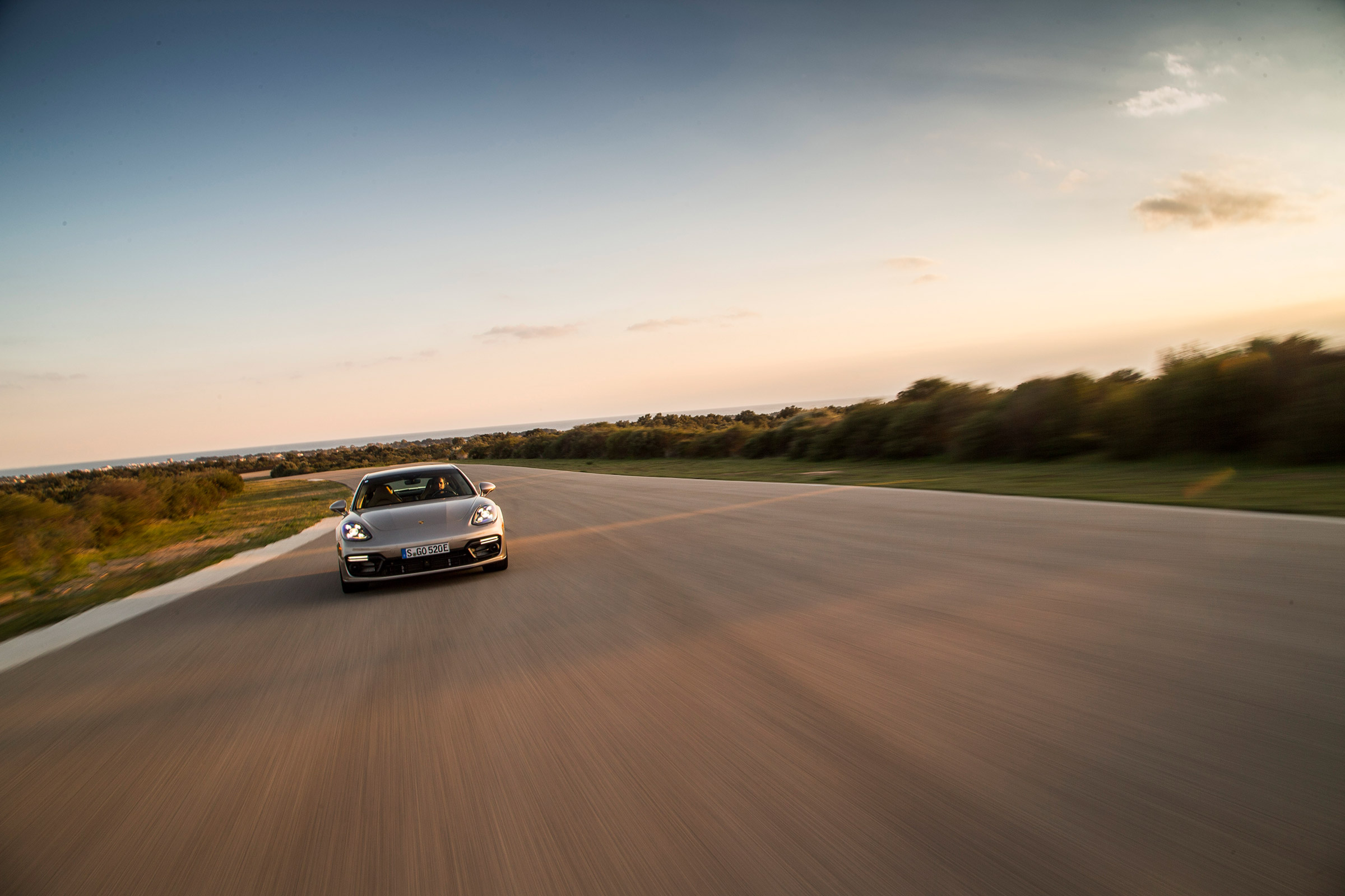 Porsche Panamera Turbo S E-Hybrid ride - front tracking