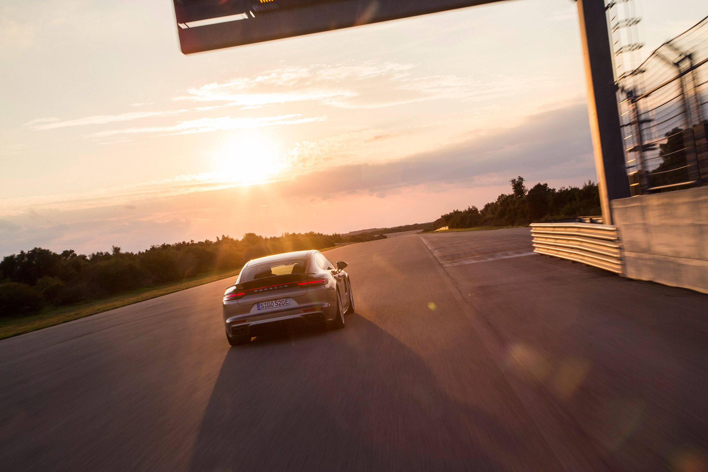 Porsche Panamera Turbo S E-Hybrid ride - rear tracking