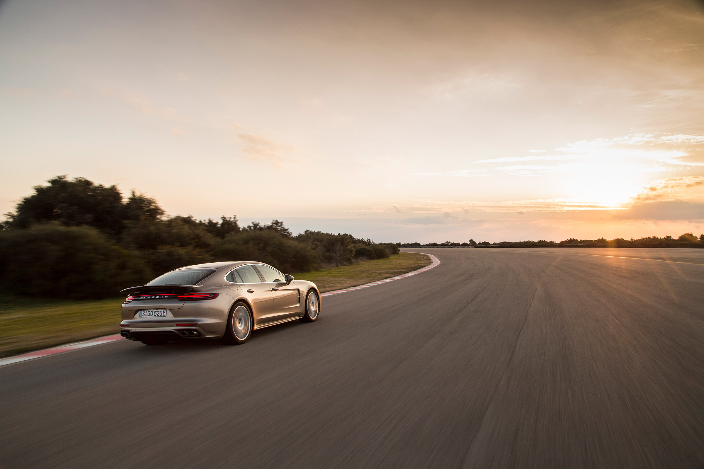 Porsche Panamera Turbo S E-Hybrid ride - rear tracking