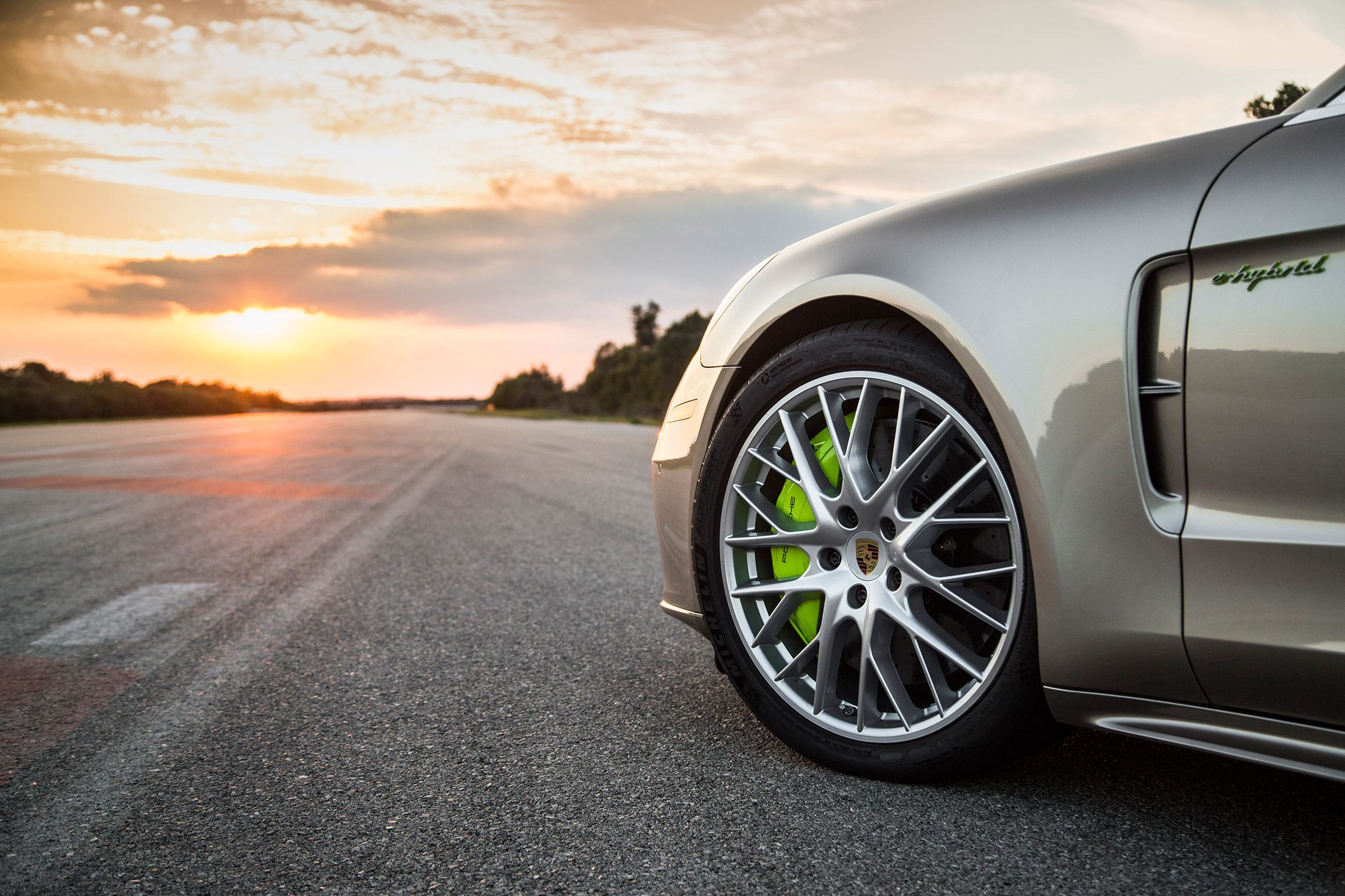 Porsche Panamera Turbo S E-Hybrid ride - wheel