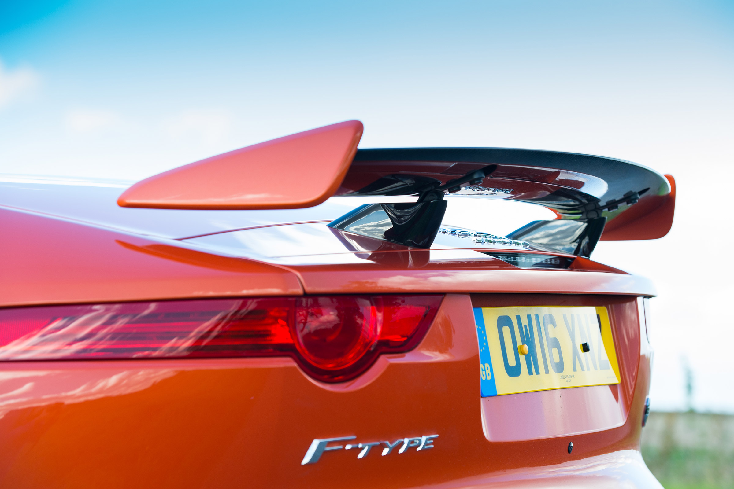 Jaguar F-Type SVR Convertible - rear spoiler