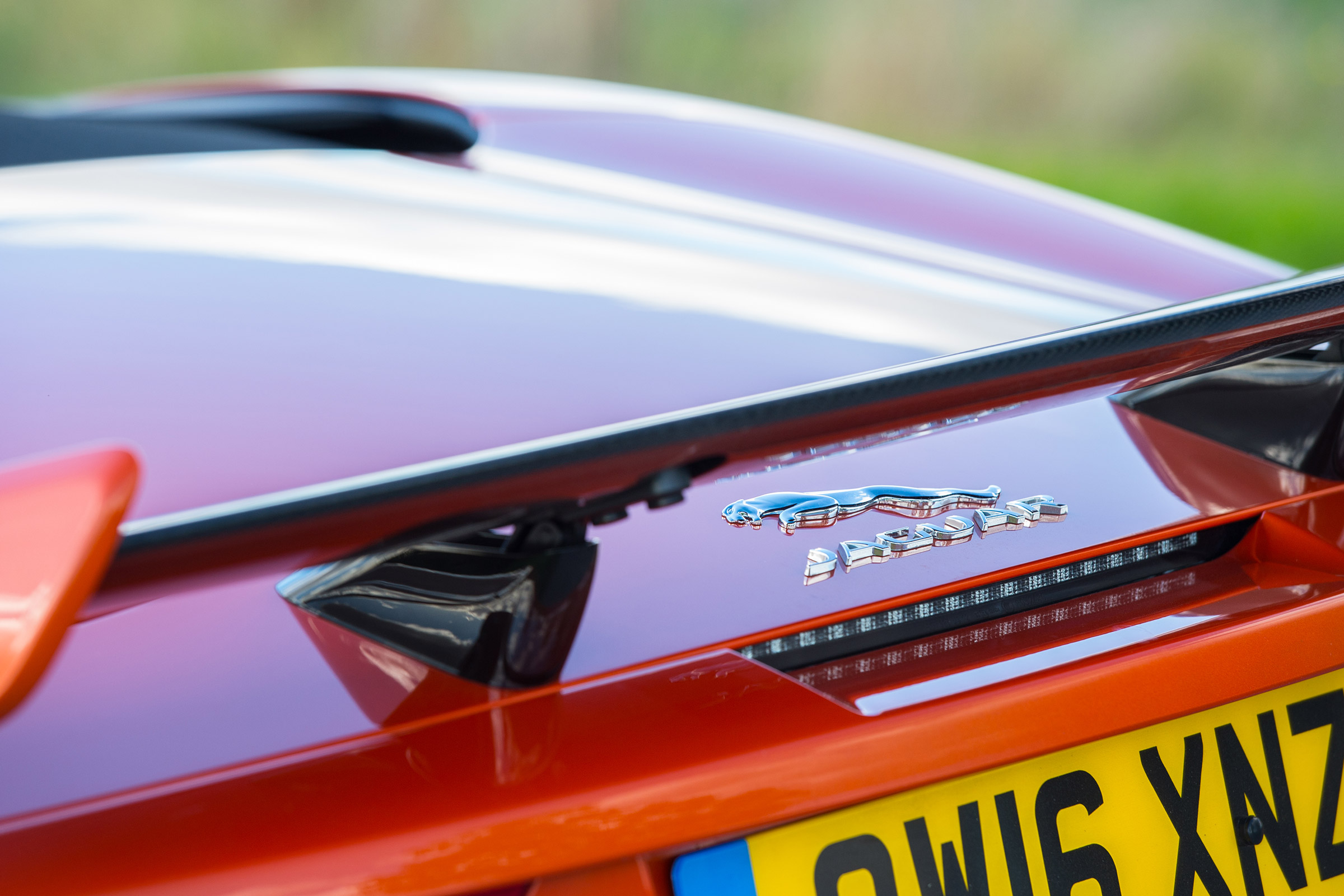 Jaguar F-Type SVR Convertible - rear spoiler