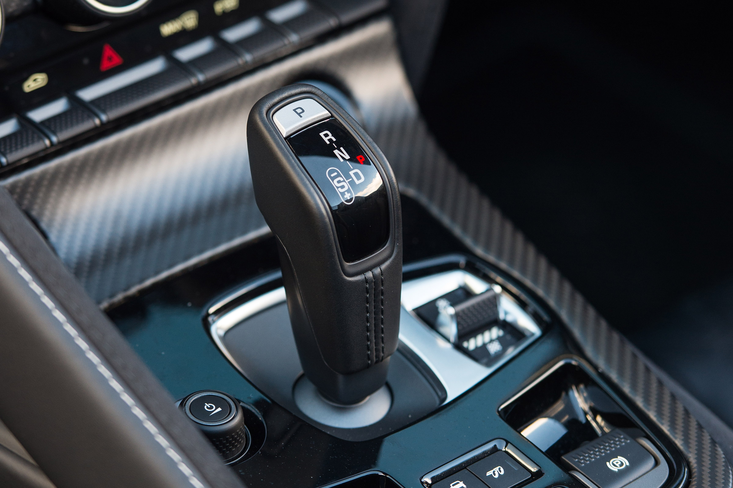 Jaguar F-Type SVR Convertible - gear shifter