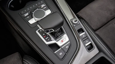 Audi S5 Cabriolet - gear shifter