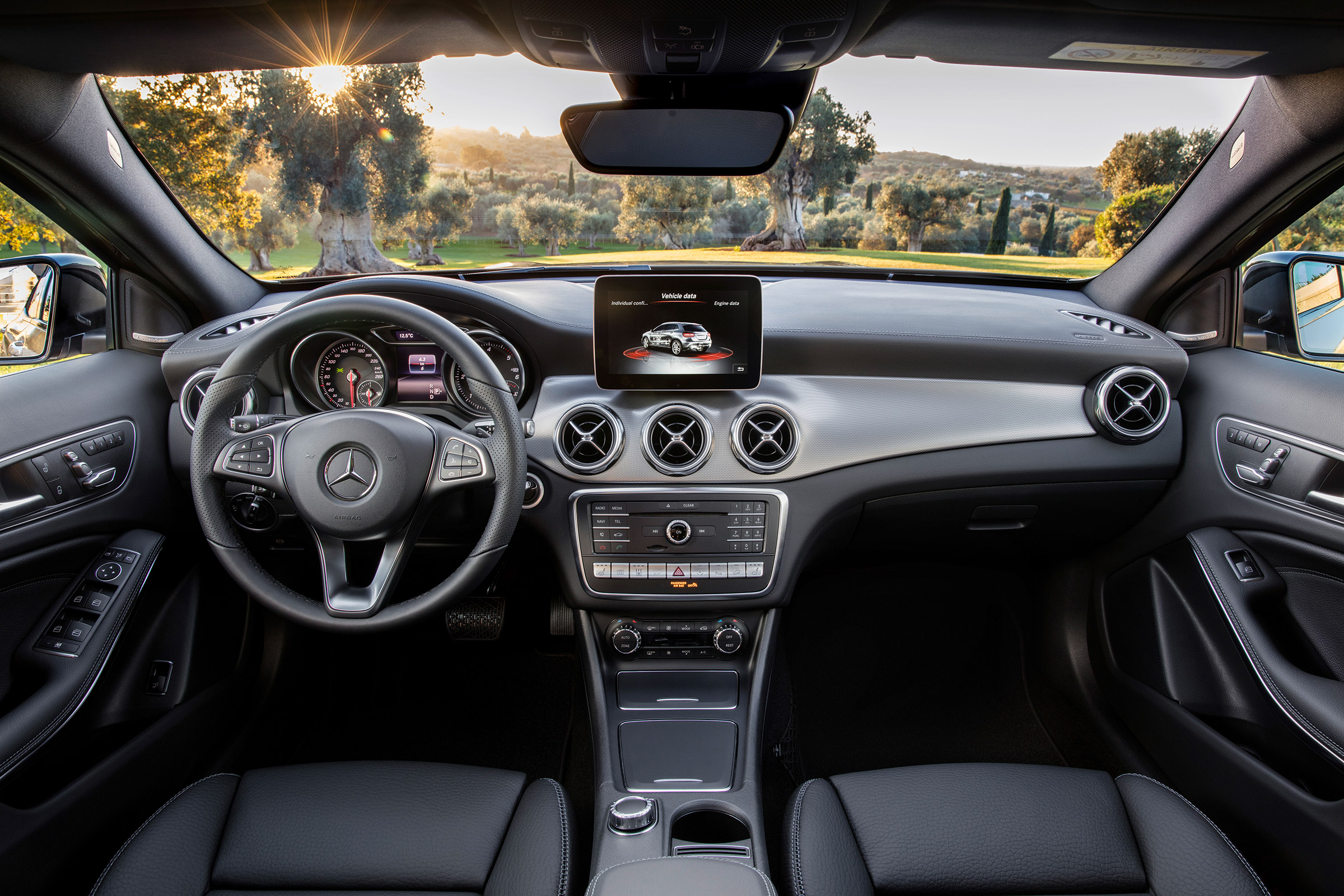 Mercedes-Benz GLA (2017) interior1