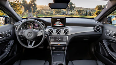 Mercedes-Benz GLA (2017) interior1