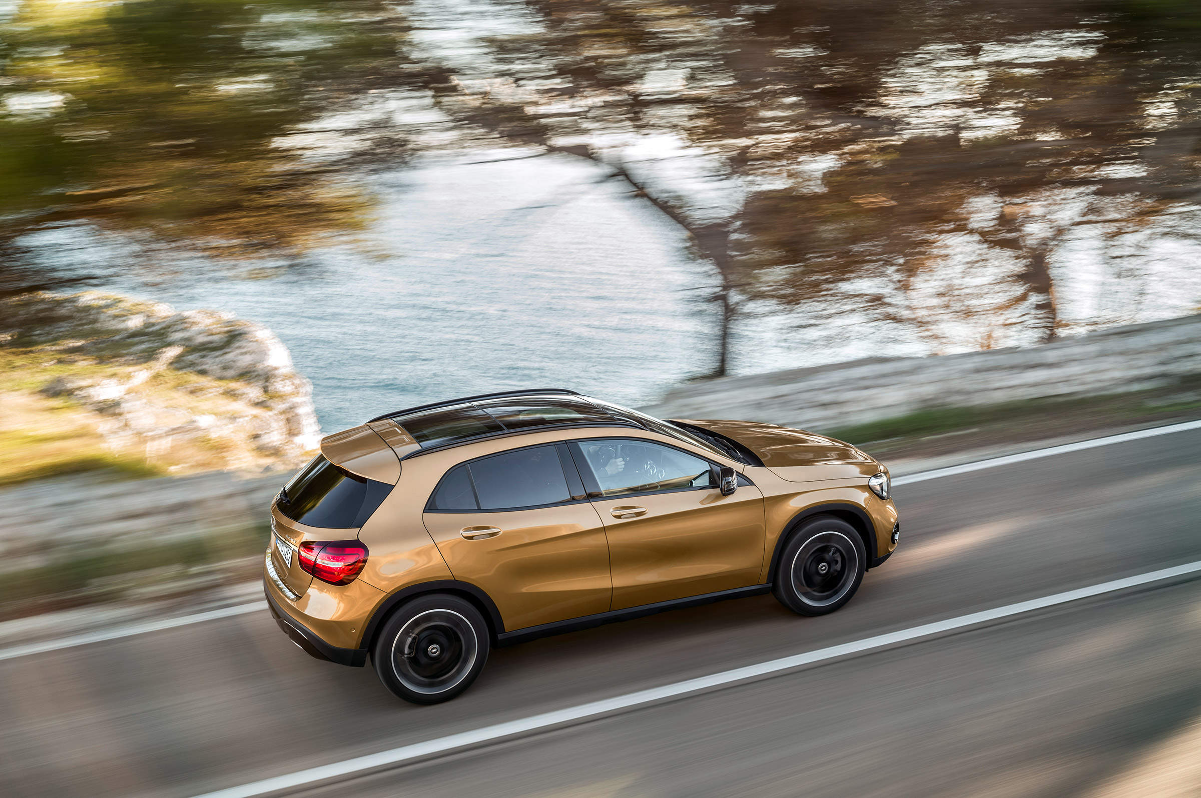 Mercedes-Benz GLA (2017) side