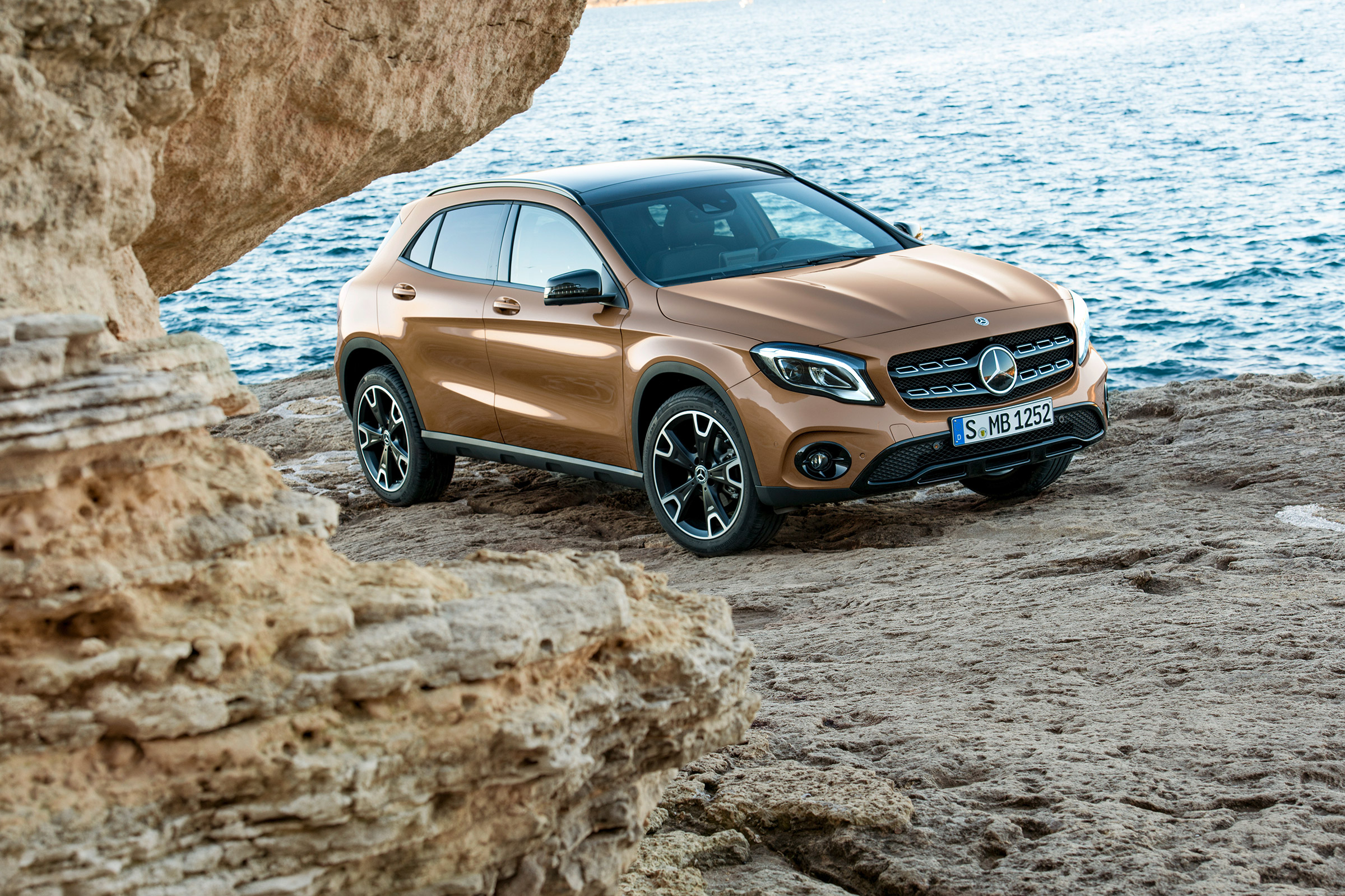 Mercedes-Benz GLA (2017) front 3