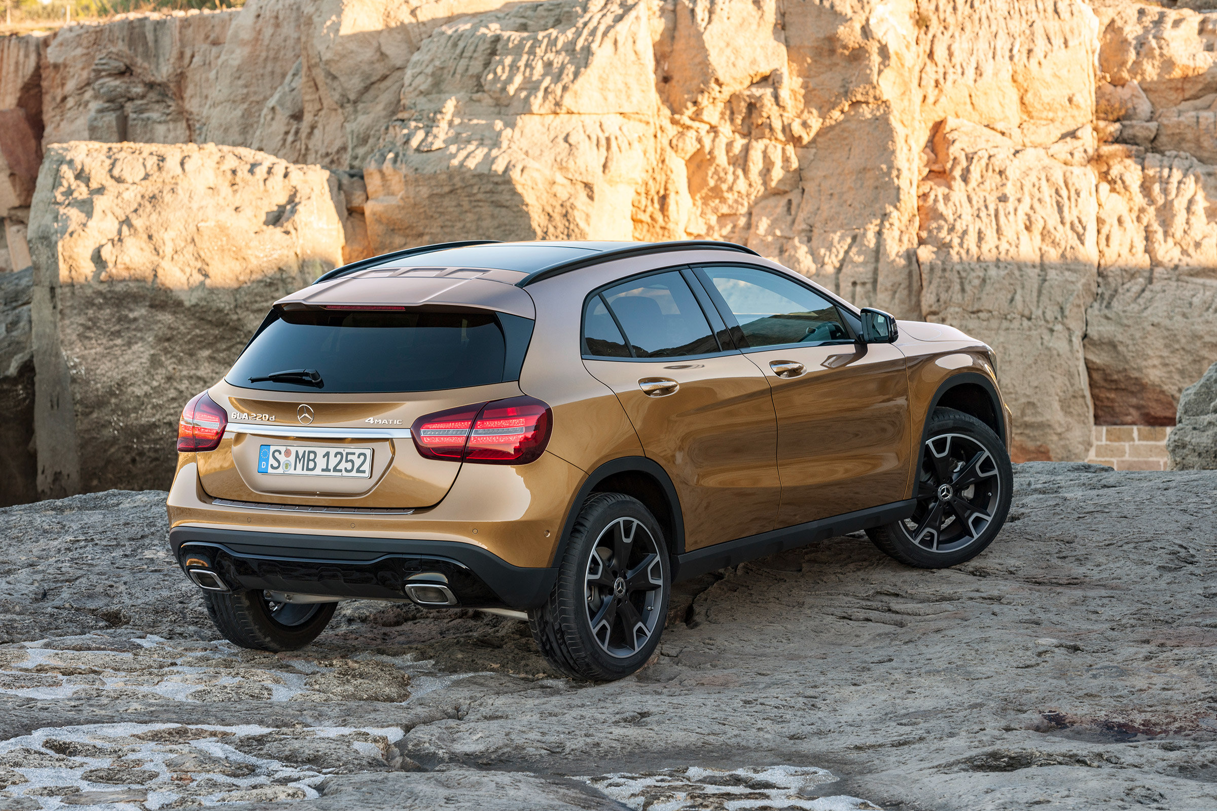 Mercedes-Benz GLA (2017) rear 3