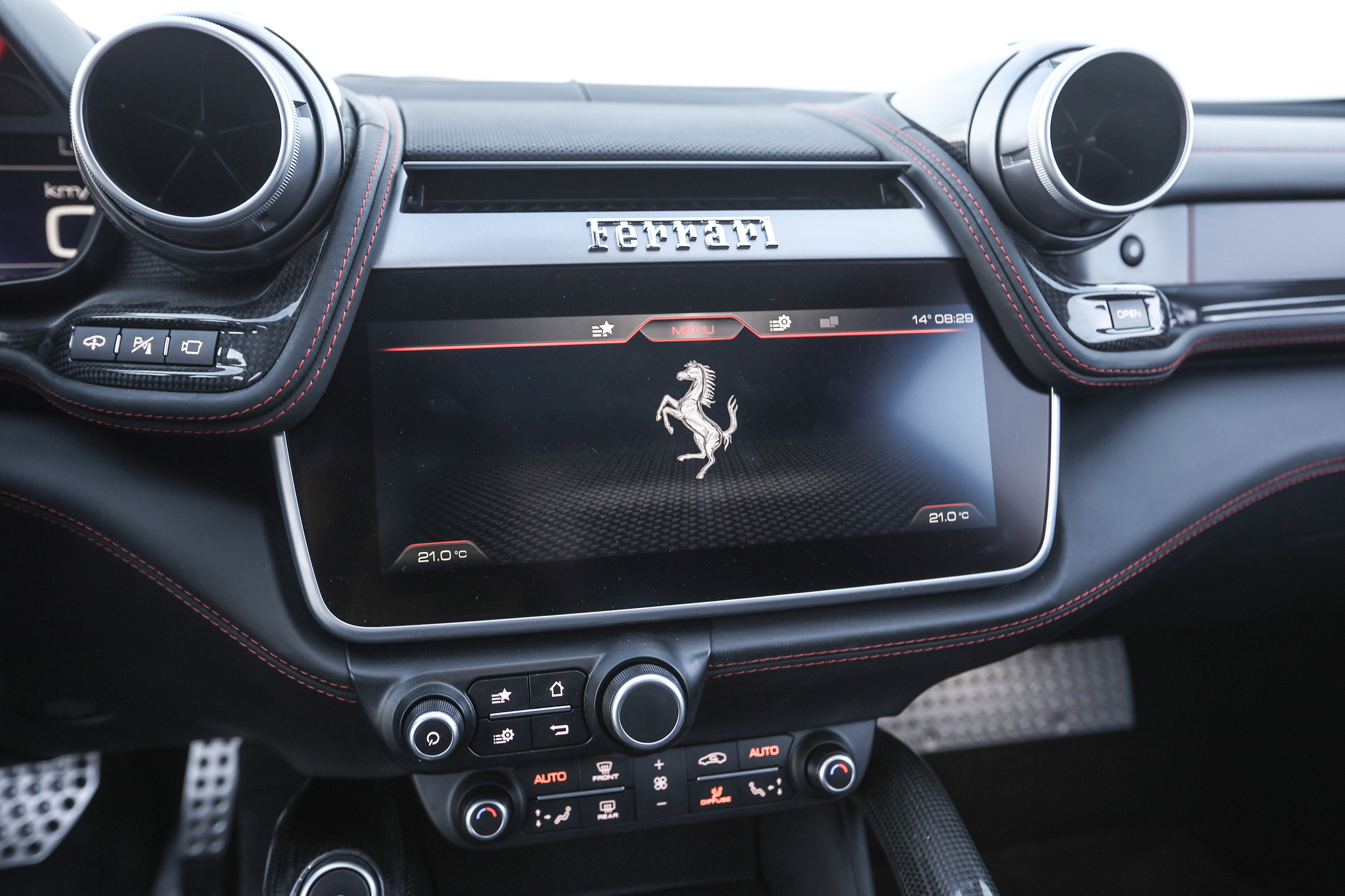 Ferrari GTC4 Lusso T - infotainment