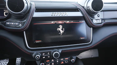 Ferrari GTC4 Lusso T - infotainment