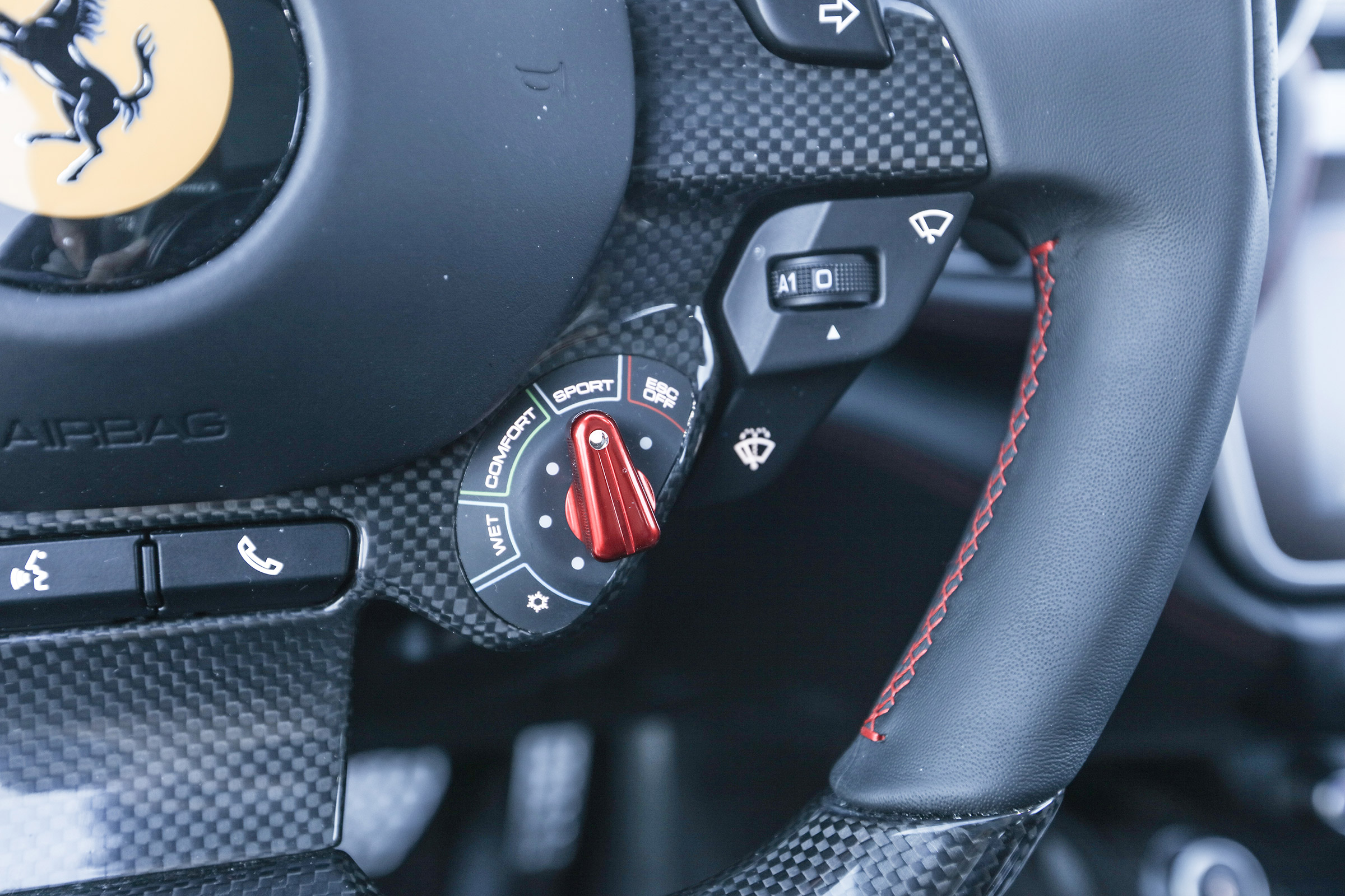 Ferrari GTC4 Lusso T - steering wheel