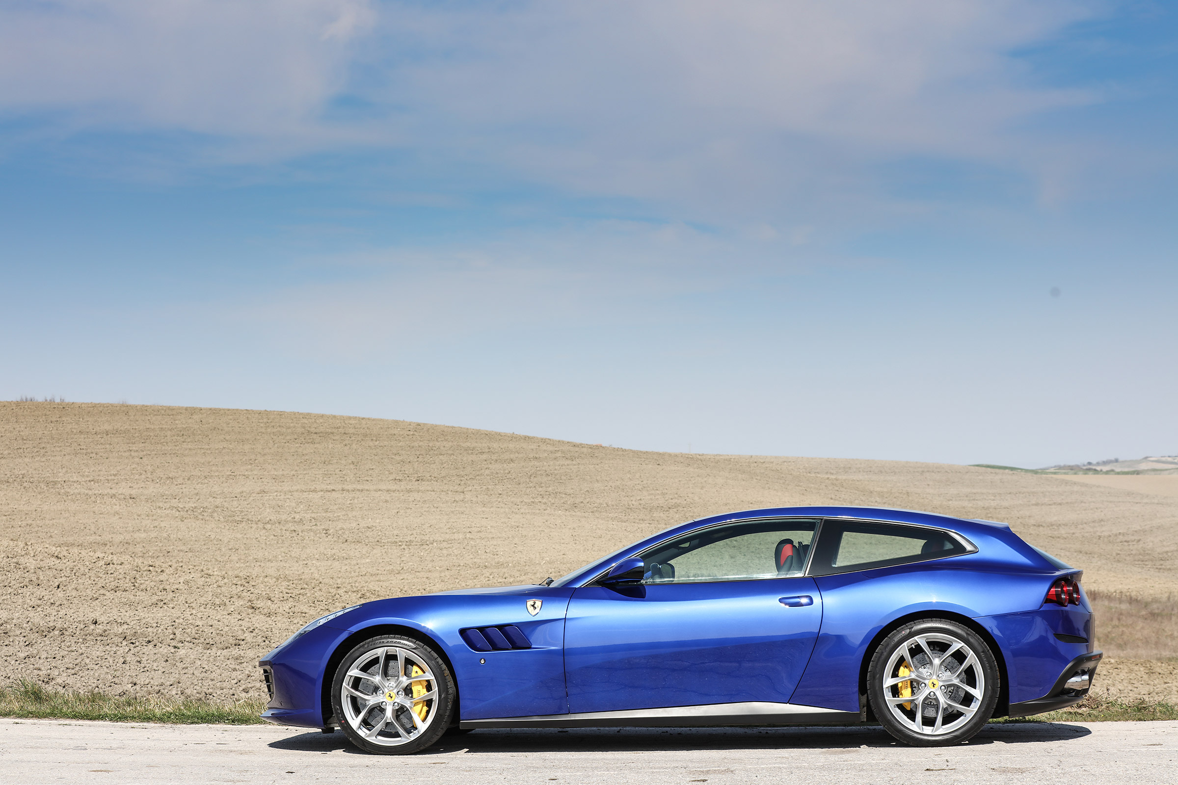 Ferrari GTC4 Lusso T - static side