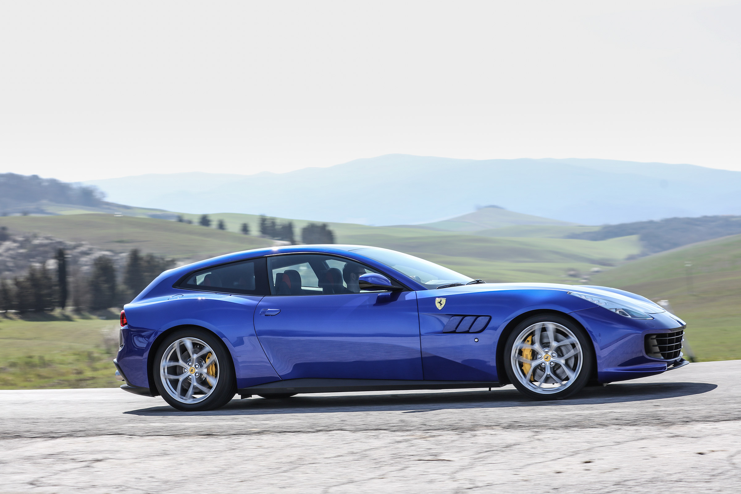 Ferrari GTC4 Lusso T - side