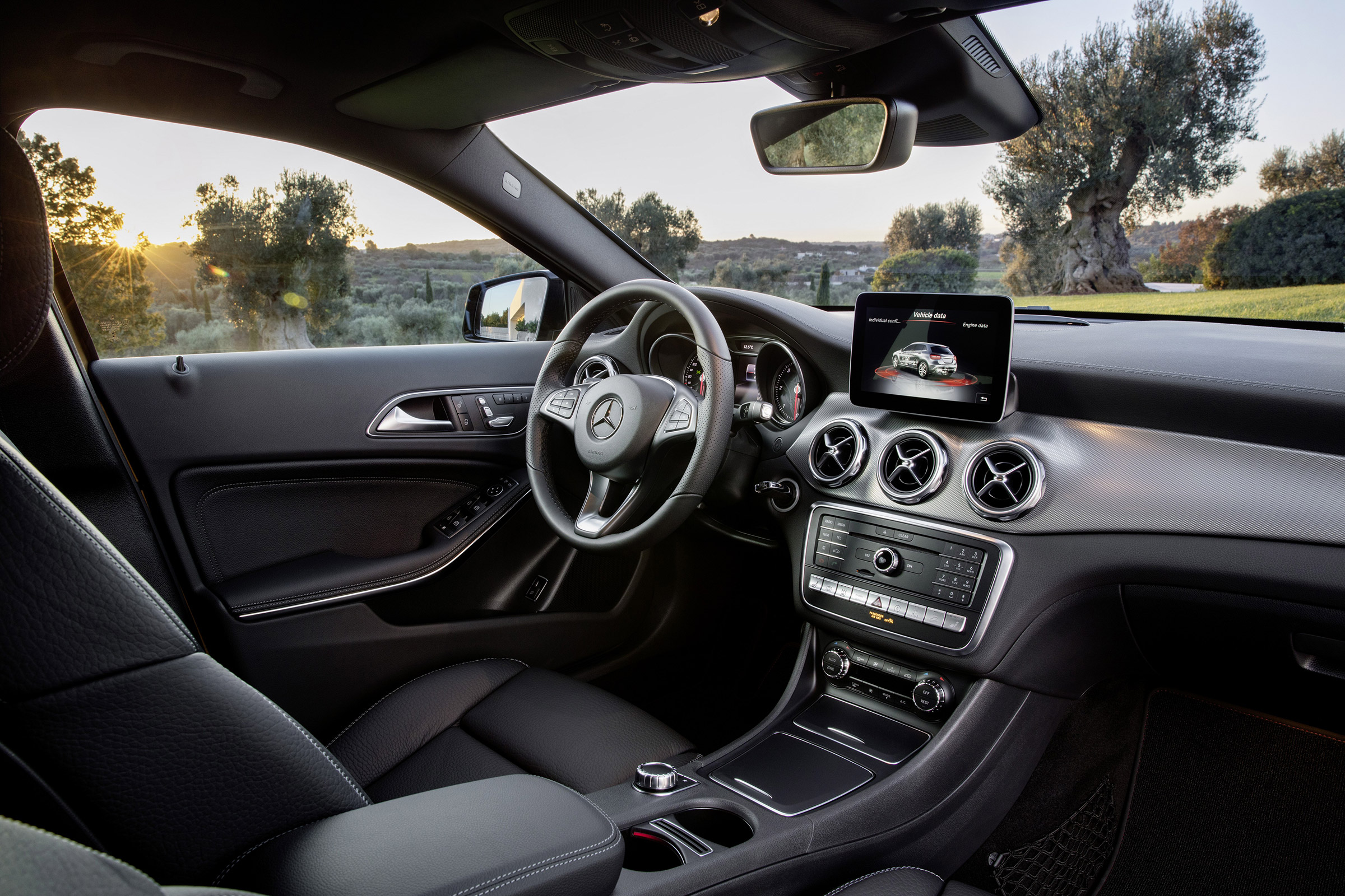 Mercedes-Benz GLA (2017) interior 2