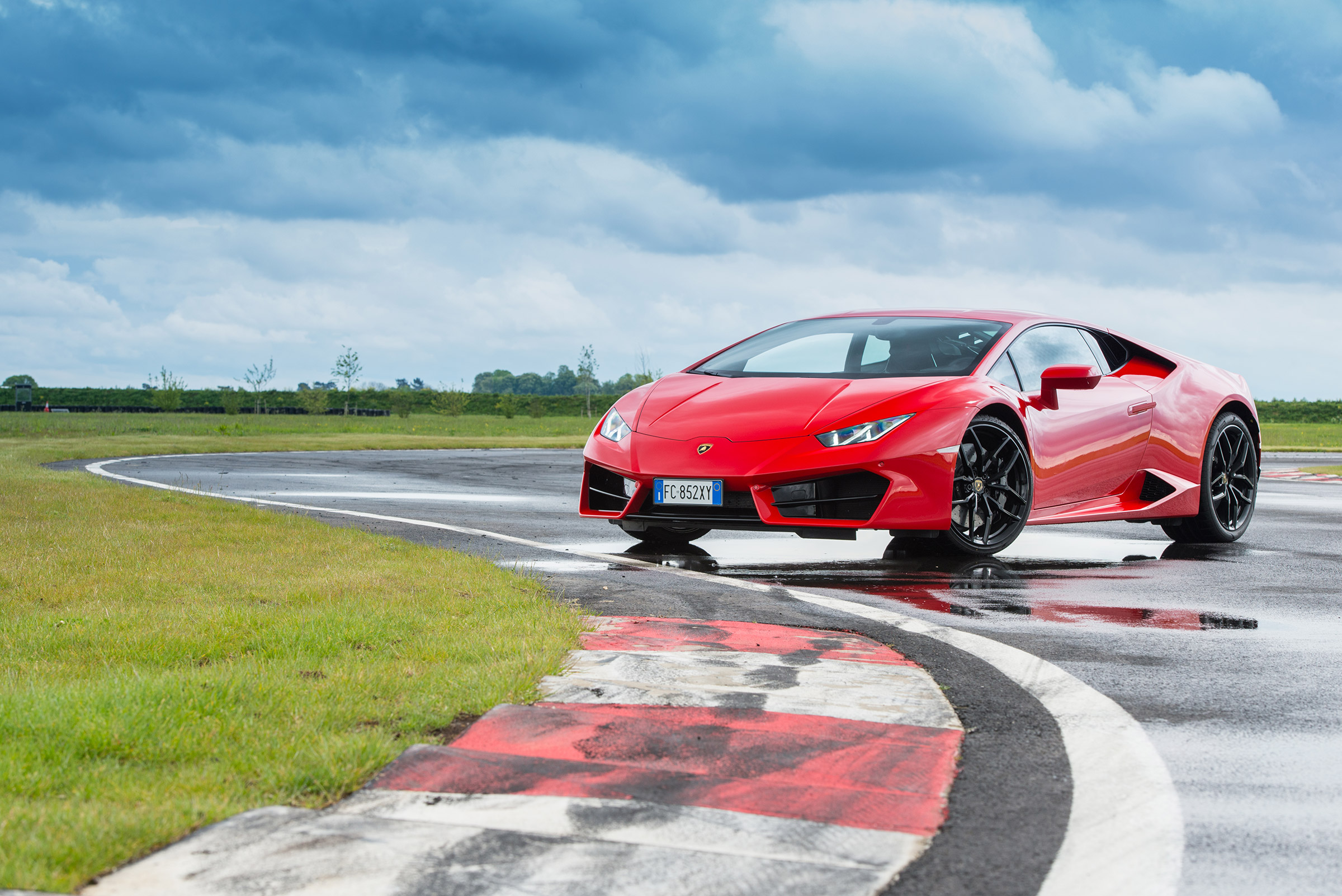 Lamborghini Huracan LP 580-2 front 3/4 static