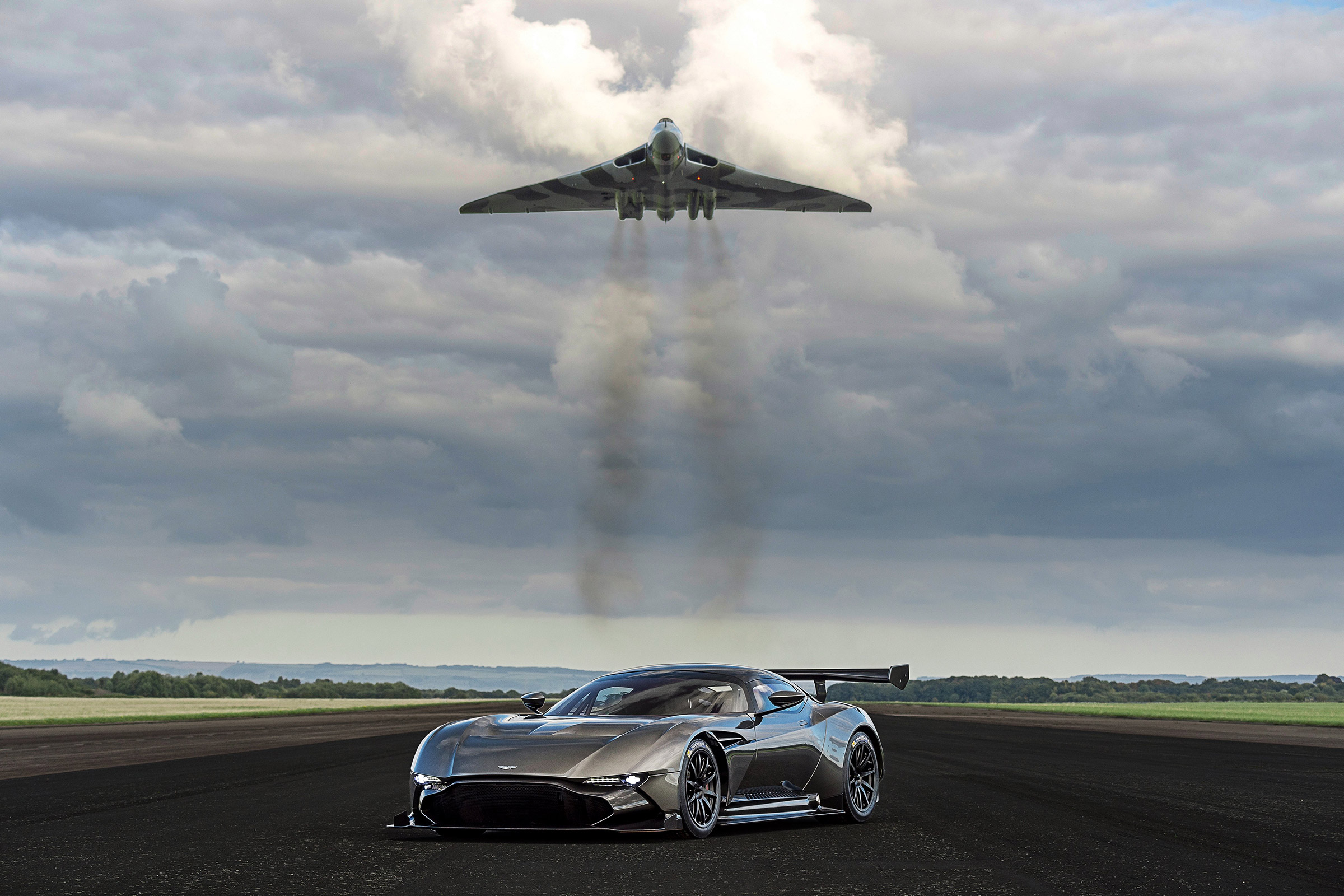 Aston Martin Vulcan - with plane