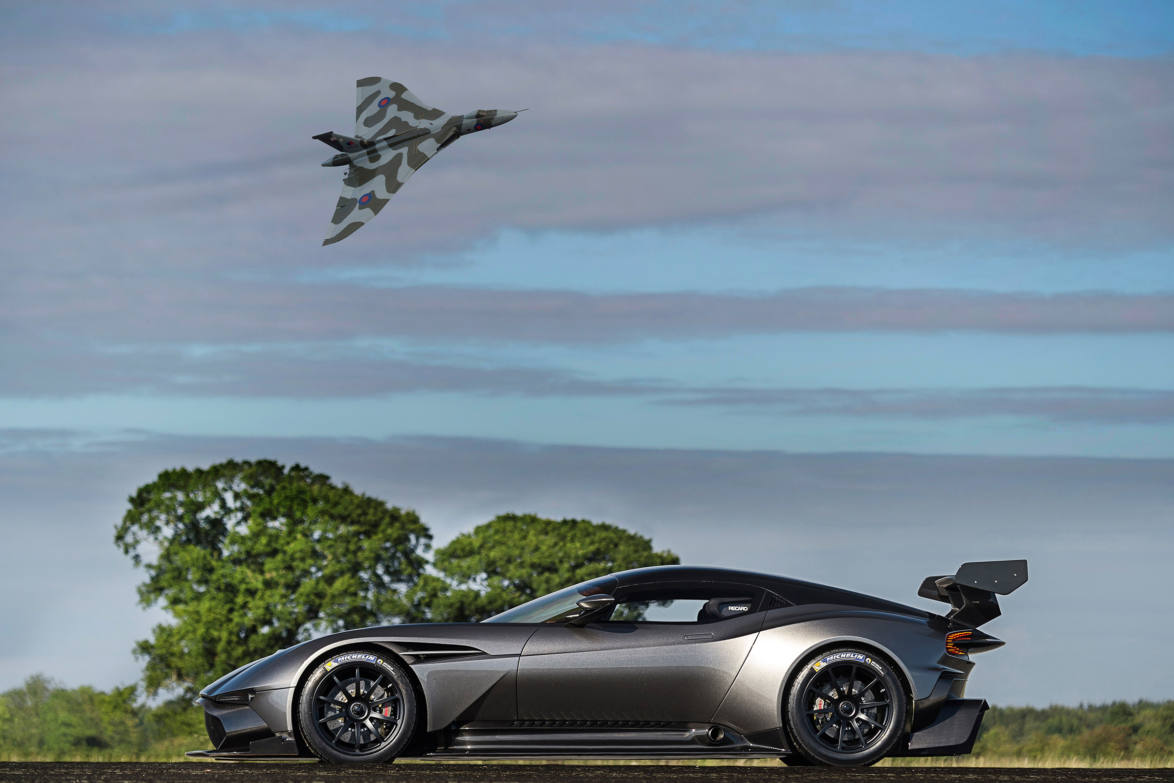 Aston Martin Vulcan - side profile