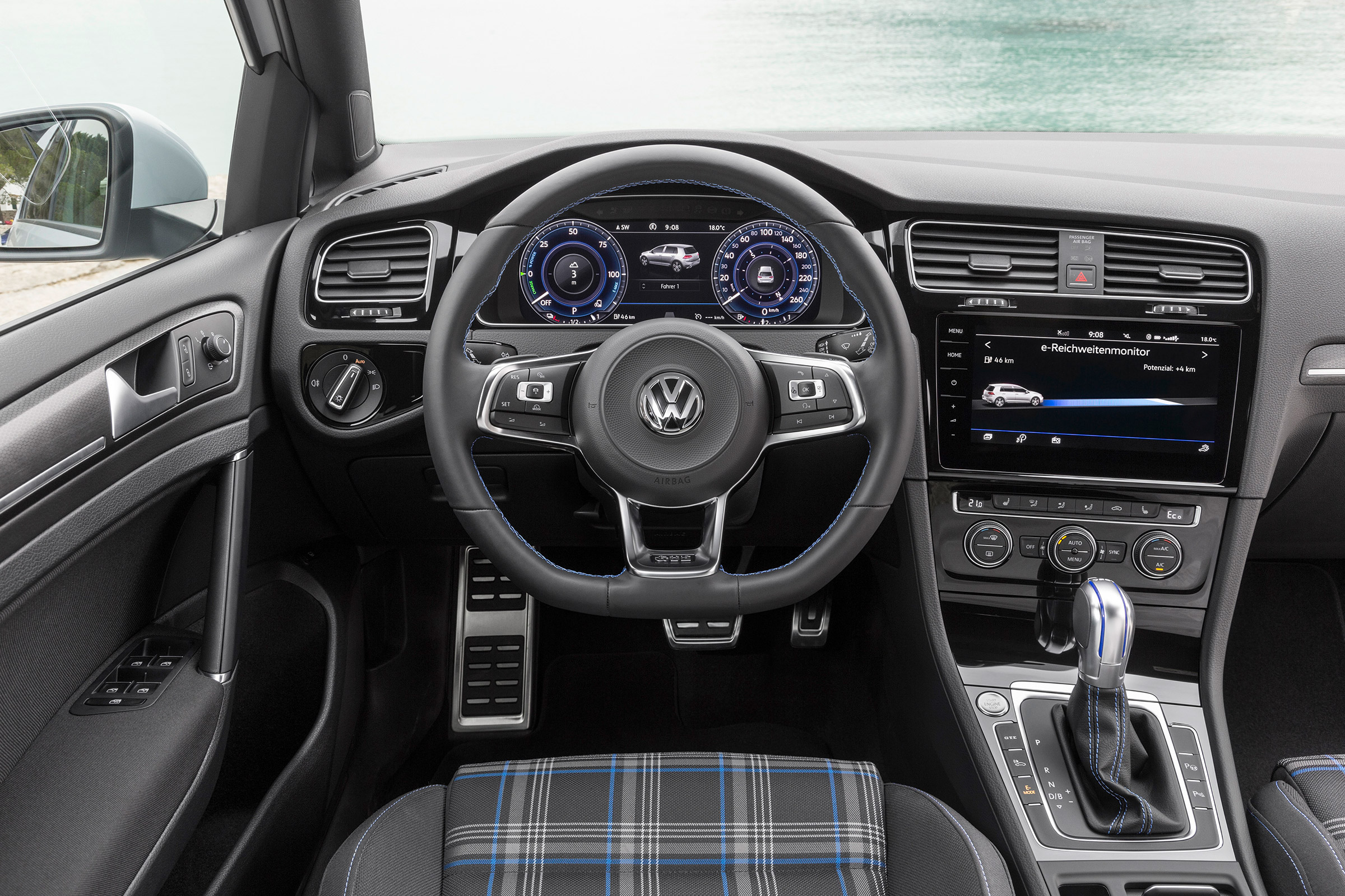Golf GTE interior