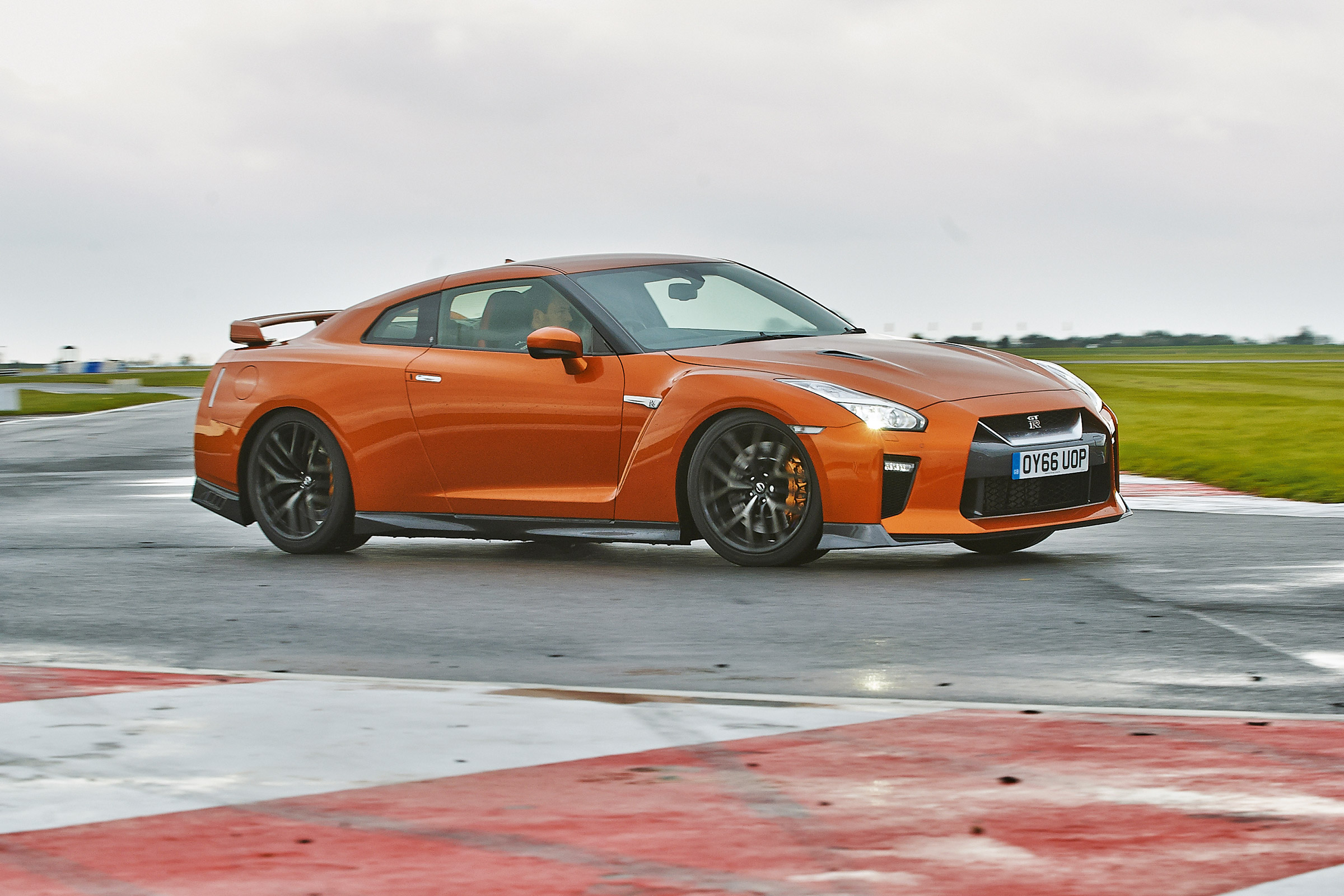 Nissan GT-R - front tracking