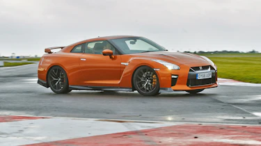 Nissan GT-R - front tracking
