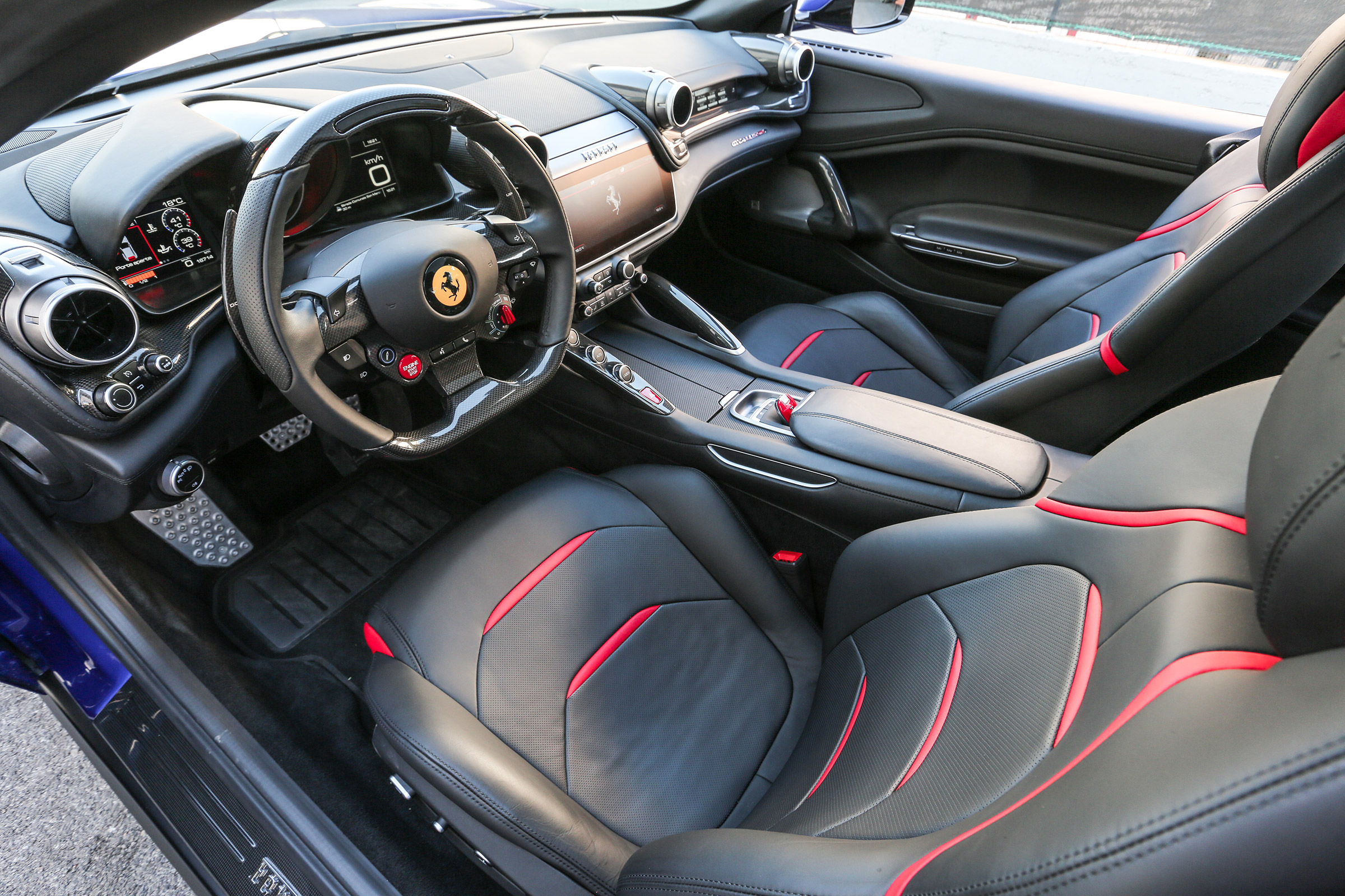 Ferrari GTC4 Lusso T - interior4