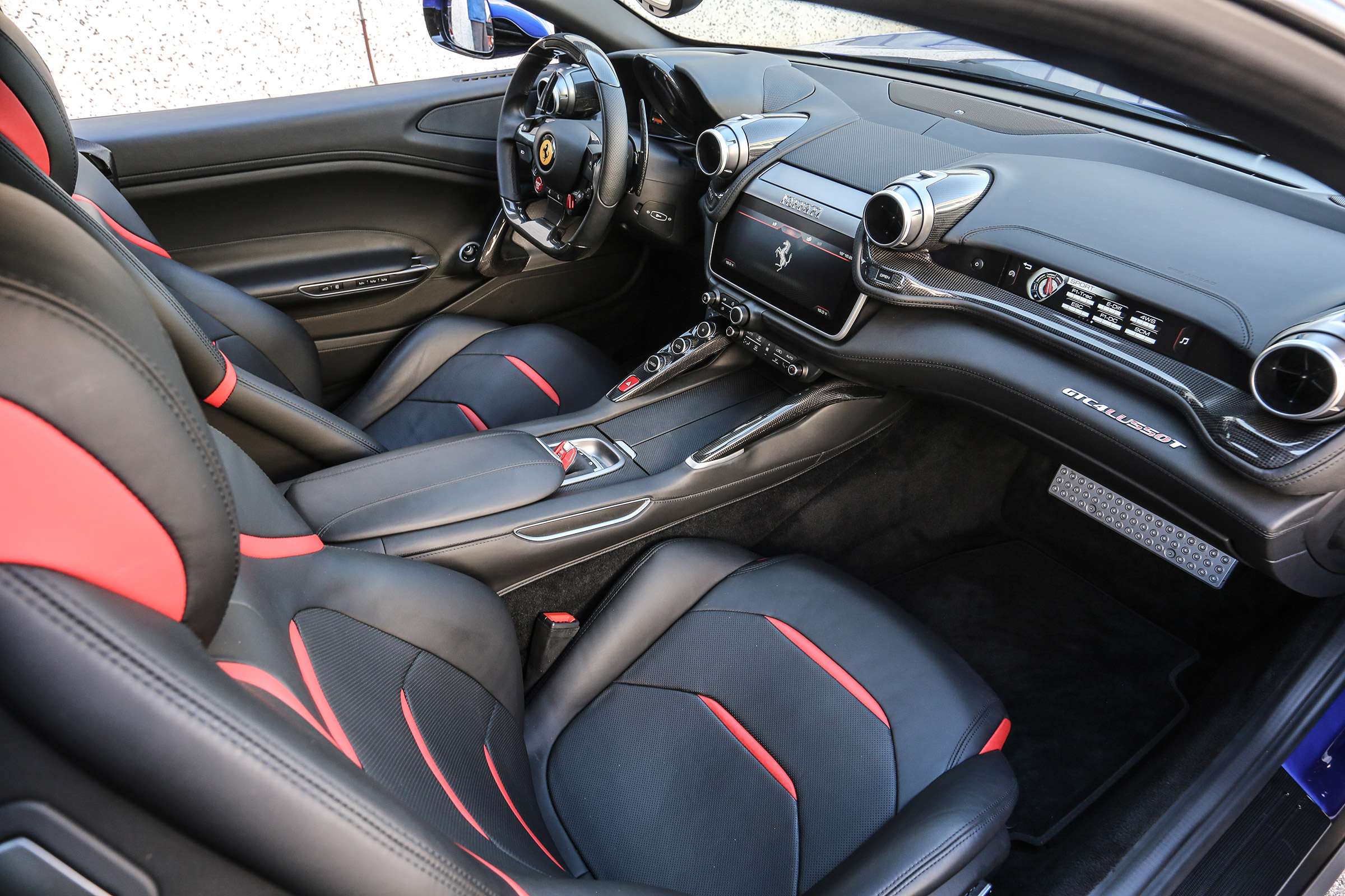 Ferrari GTC4 Lusso T - interior 6