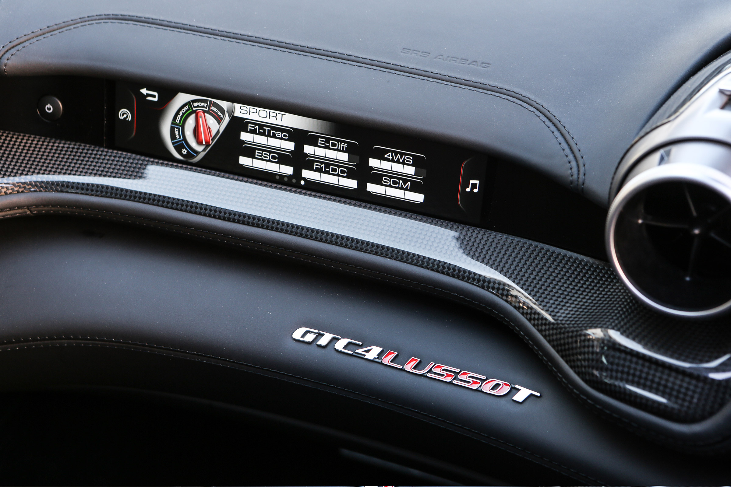 Ferrari GTC4 Lusso T - passenger display