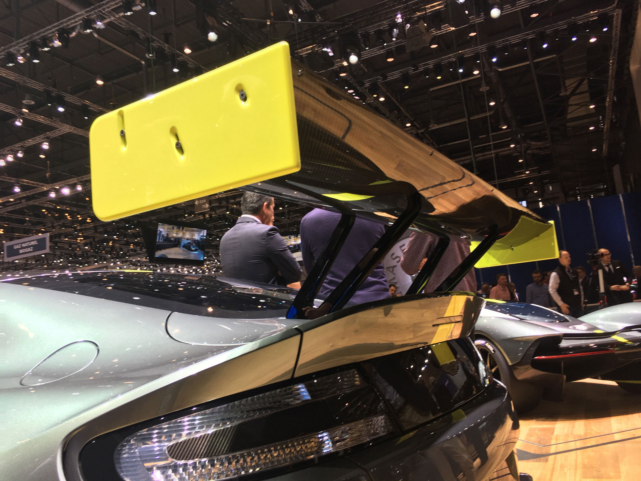 Aston Martin Vantage AMR - Wing